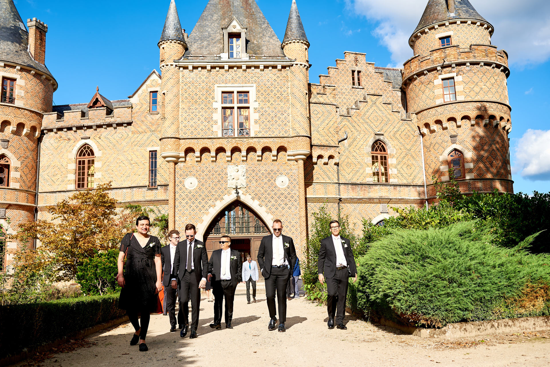 Les garçons d'honneur vont à la cérémonie du chateau de Maulmont France