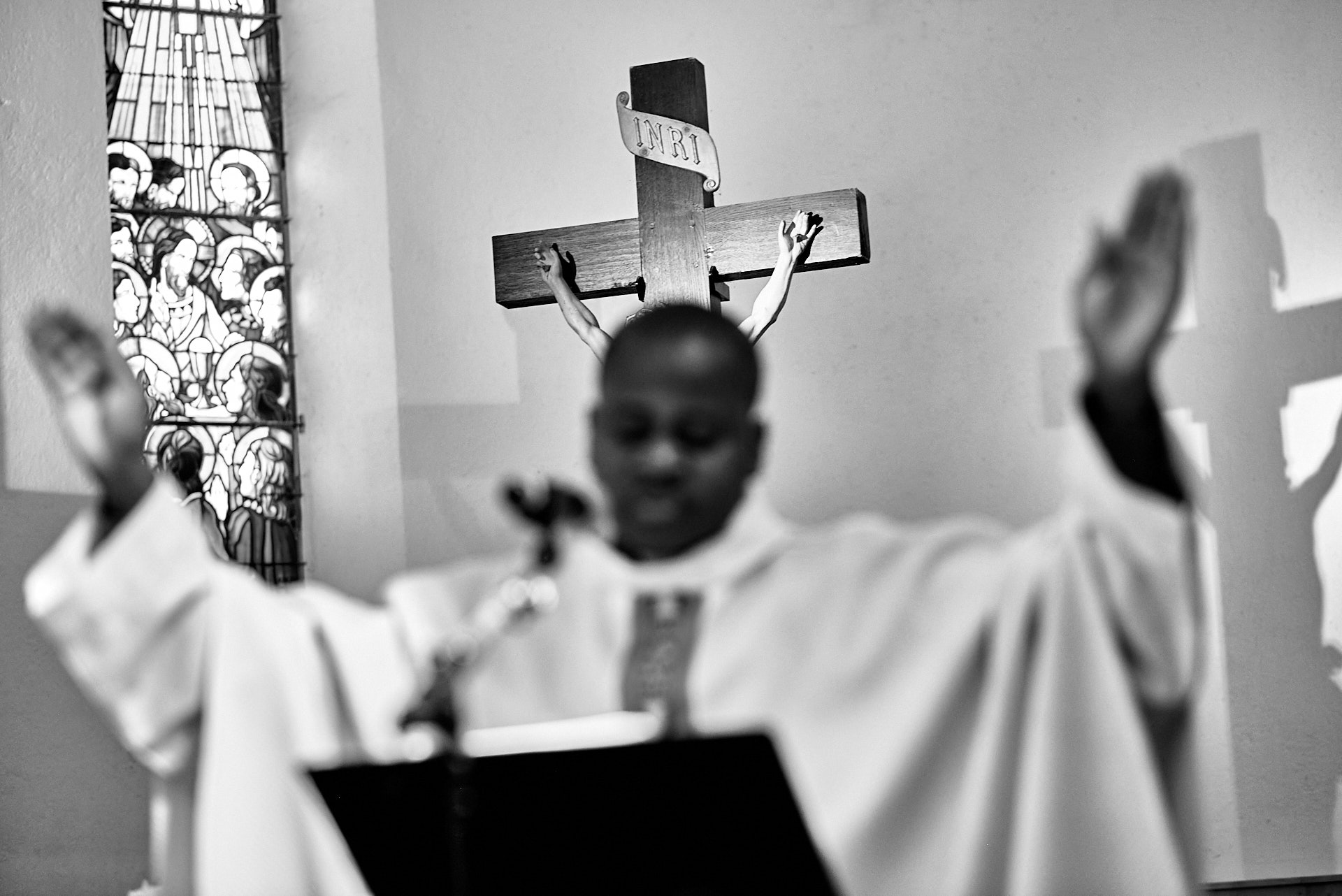 Photographe mariage clermont ferrand - Pretre à l'église