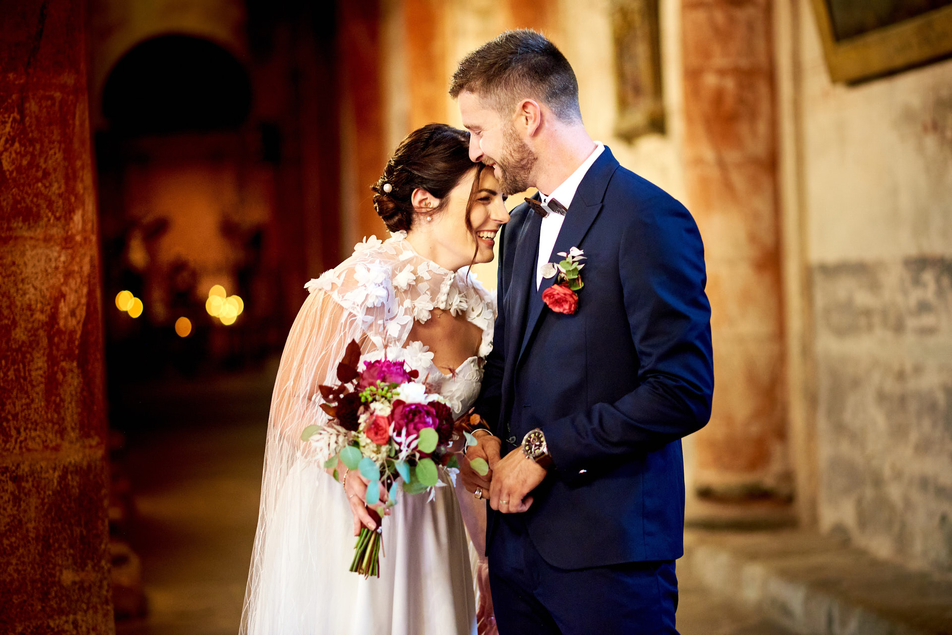 Abbatiale Issoire - Photo mariage les mariés dans l'église