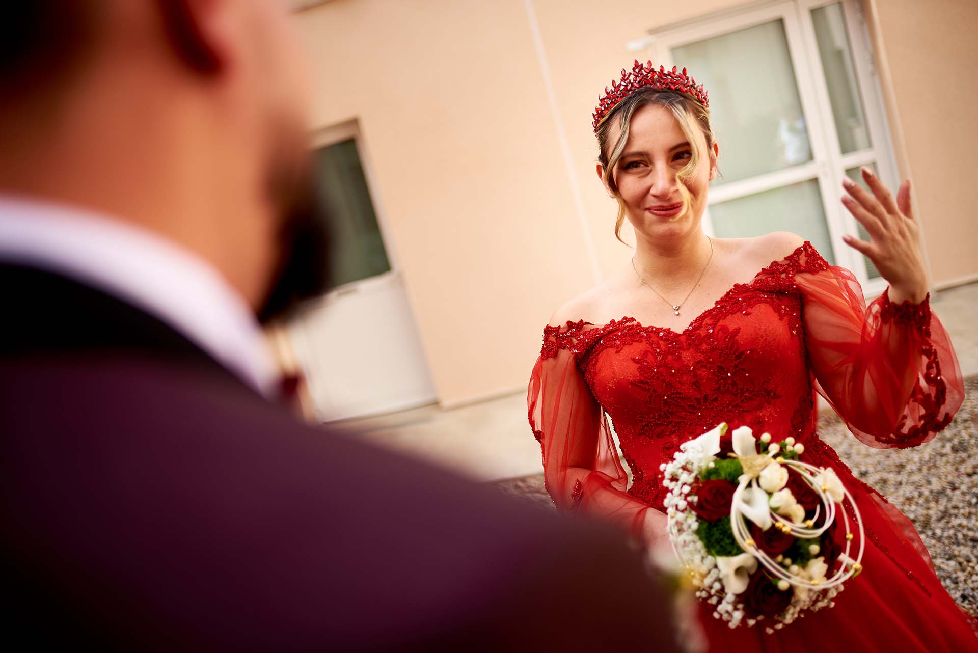 first look mariée à vichy robe mariage rouge