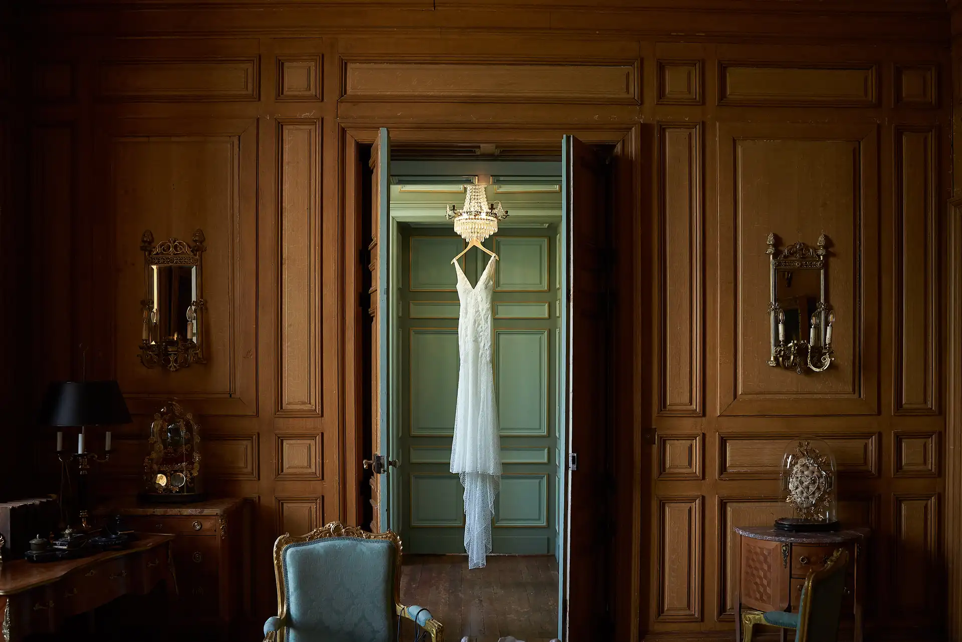 la robe de mariée pendu dans le salon du chateau