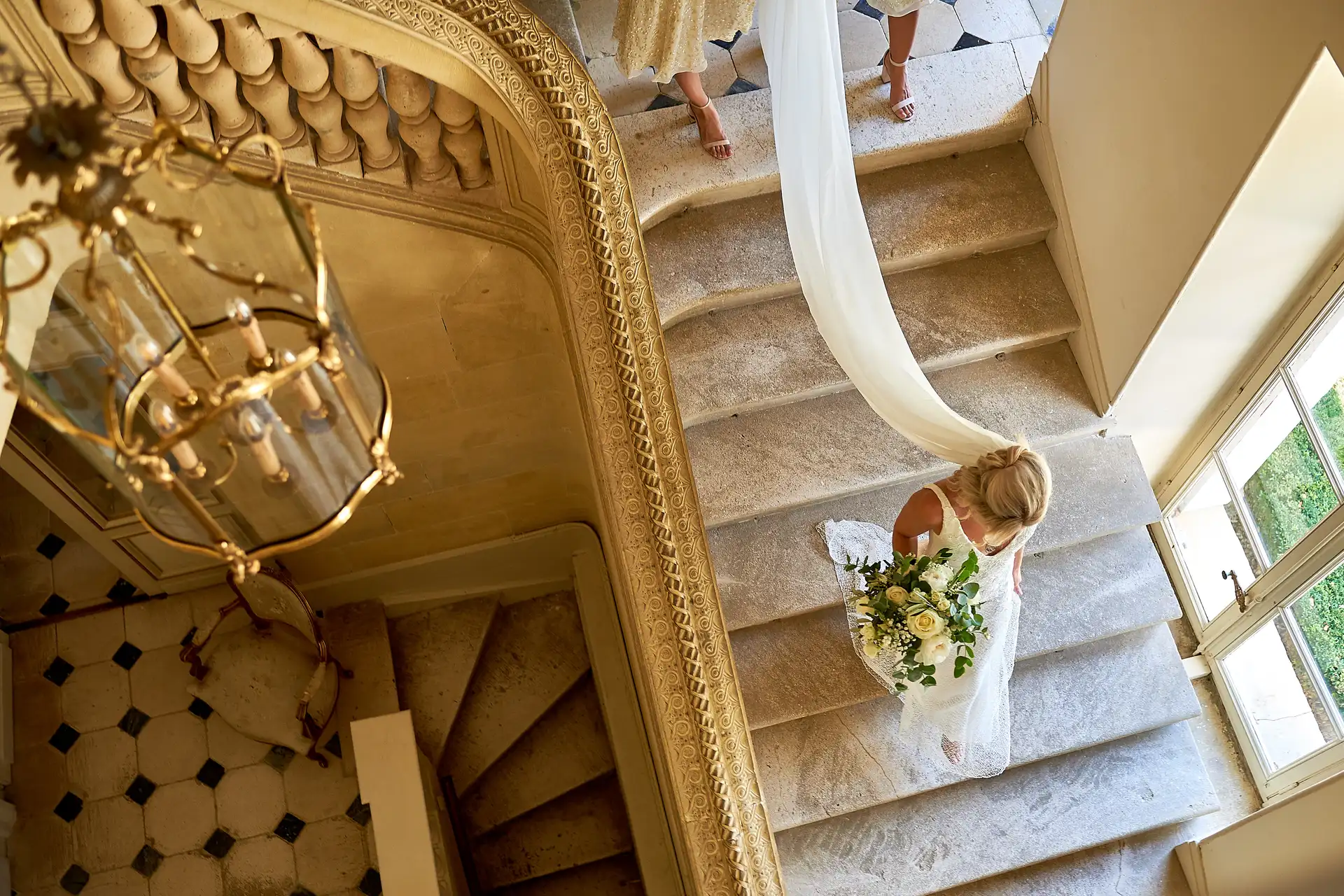 mariée escalier chateau france
