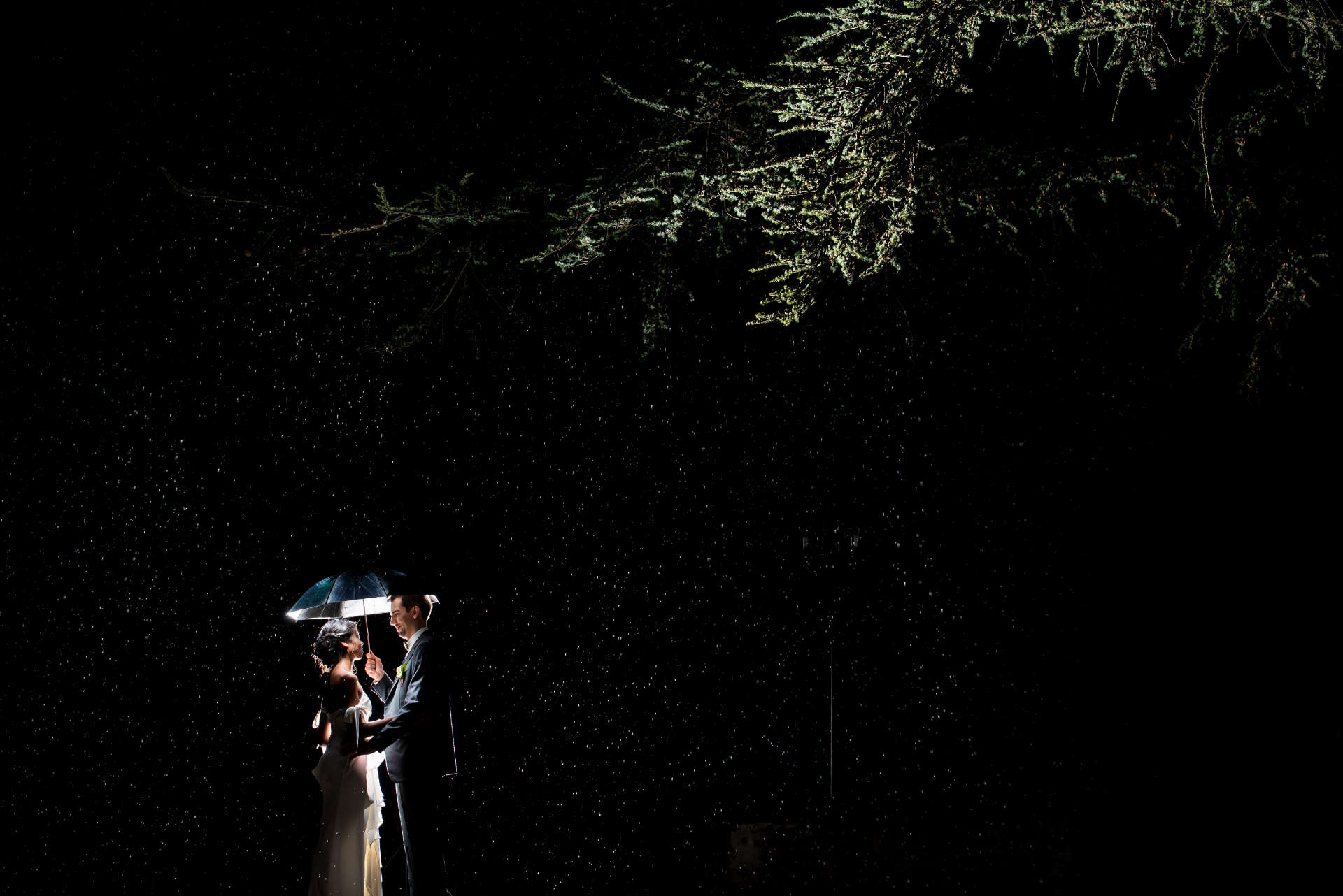 Photographe mariage Lyon Photo couple sous la pluie avec parapluie