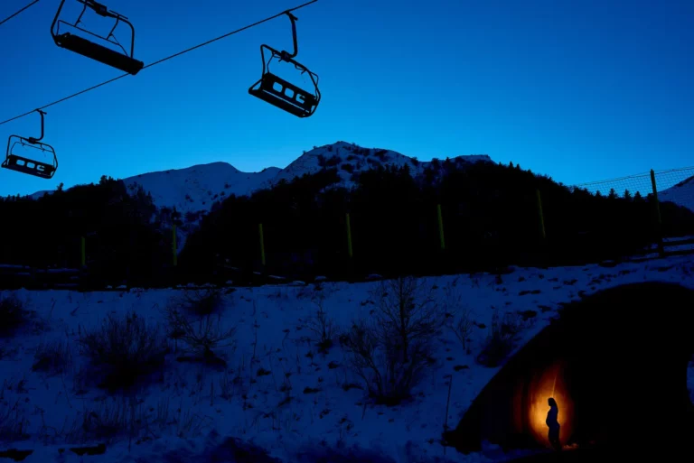 Photo grossesse exterieur en hiver Auvergne Sancy photographe grossesse clermont ferrand