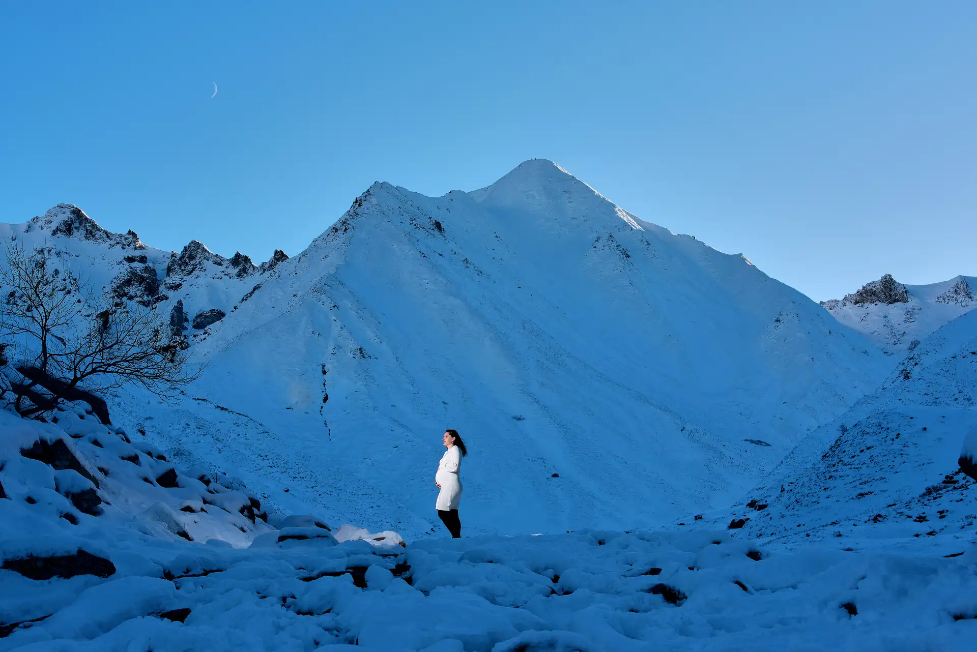 Photo grossesse exterieur en hiver Auvergne Sancy photographe clermont-ferrand