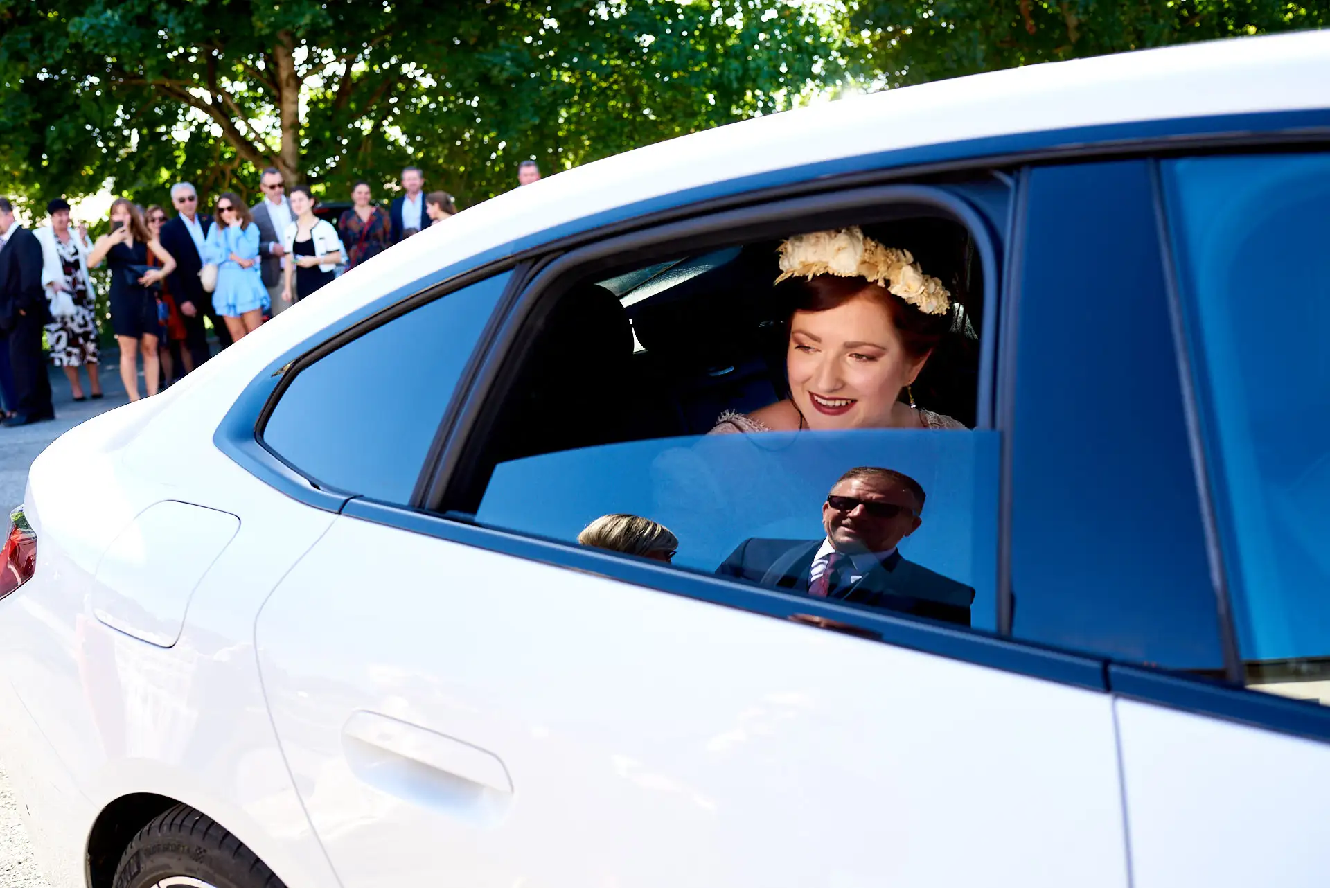 arrivée de la mariée en voiture - reflection du papa sur la vitre