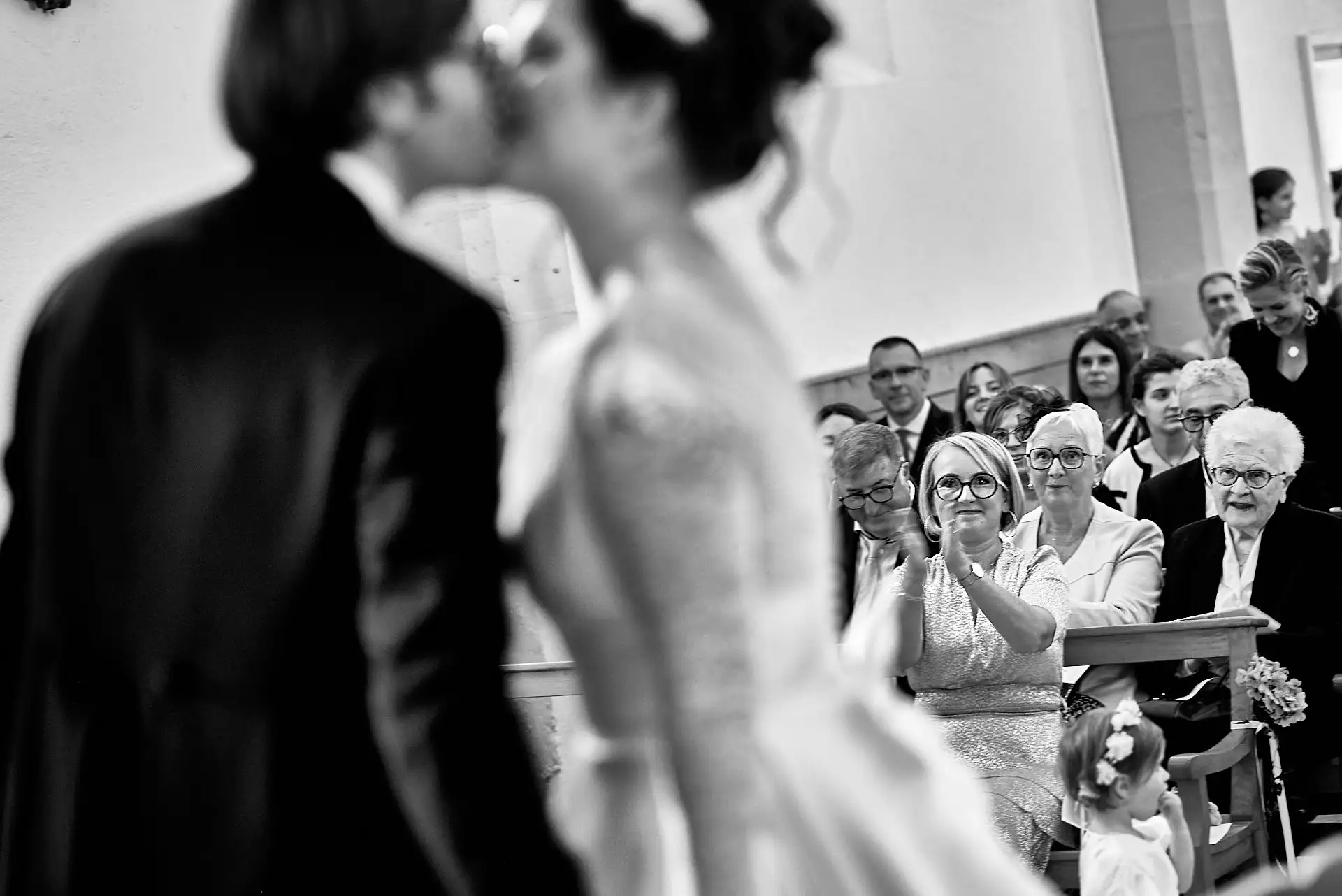 Miremont cérémonie à l'église - les mariés s'embrassent