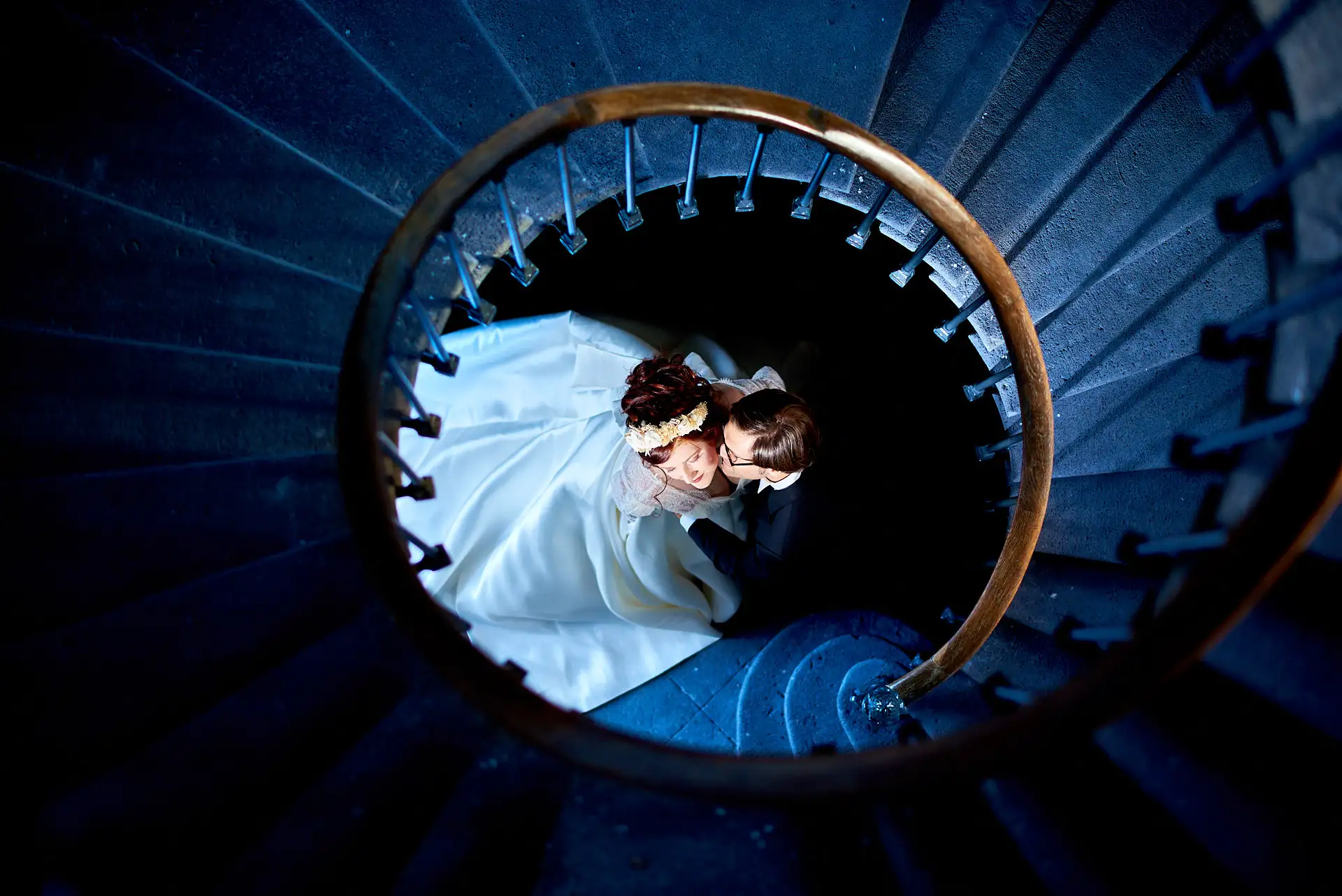 chateau de miremont - photographe mariage clermont ferrand lyon - séance couple escalier colimaçon