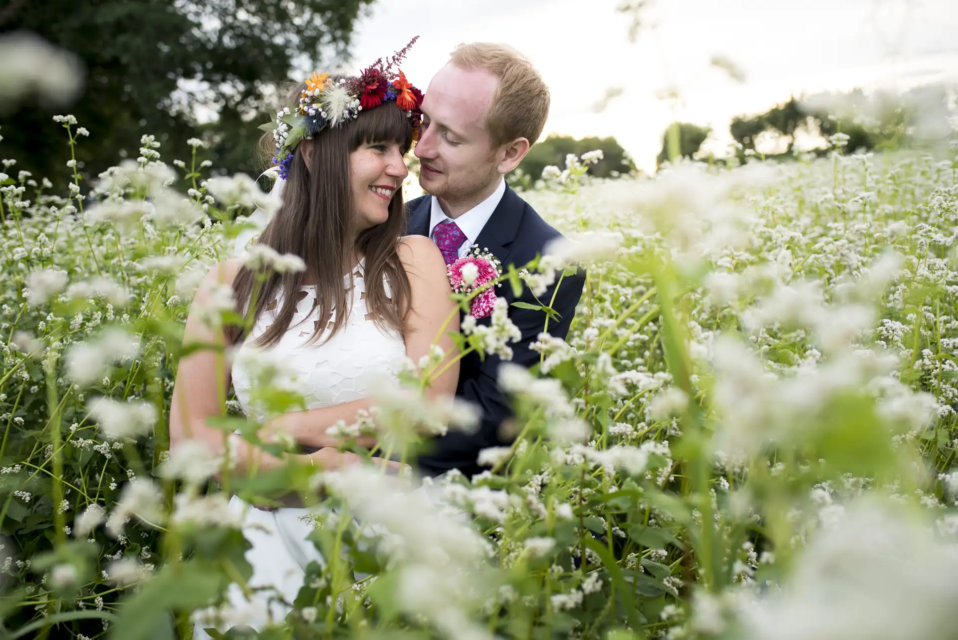 Mariage pas cher - photographe de mariage Lyon Clermont Ferrand séance couple dans un champ de fleurs blanches