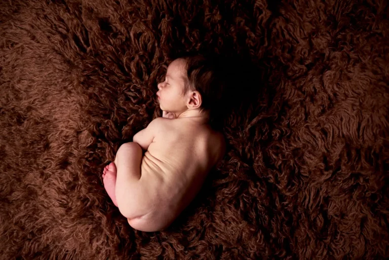 photographe naissance clermont ferrand shooting bébé - newborn posing