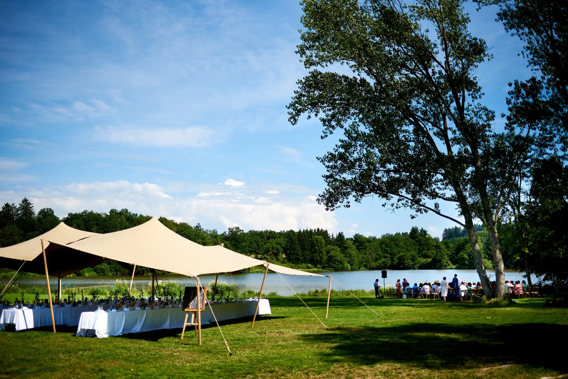 Plan de table mariage - tente pour repas en extérieur au bord d'un lac