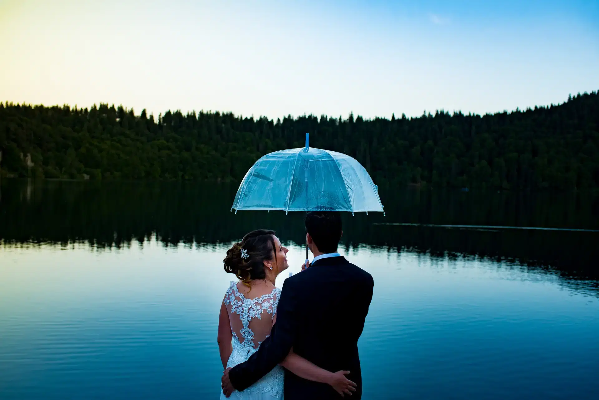 lac pavin - séance photo couple parapluie - photographe clermont-ferrand day after