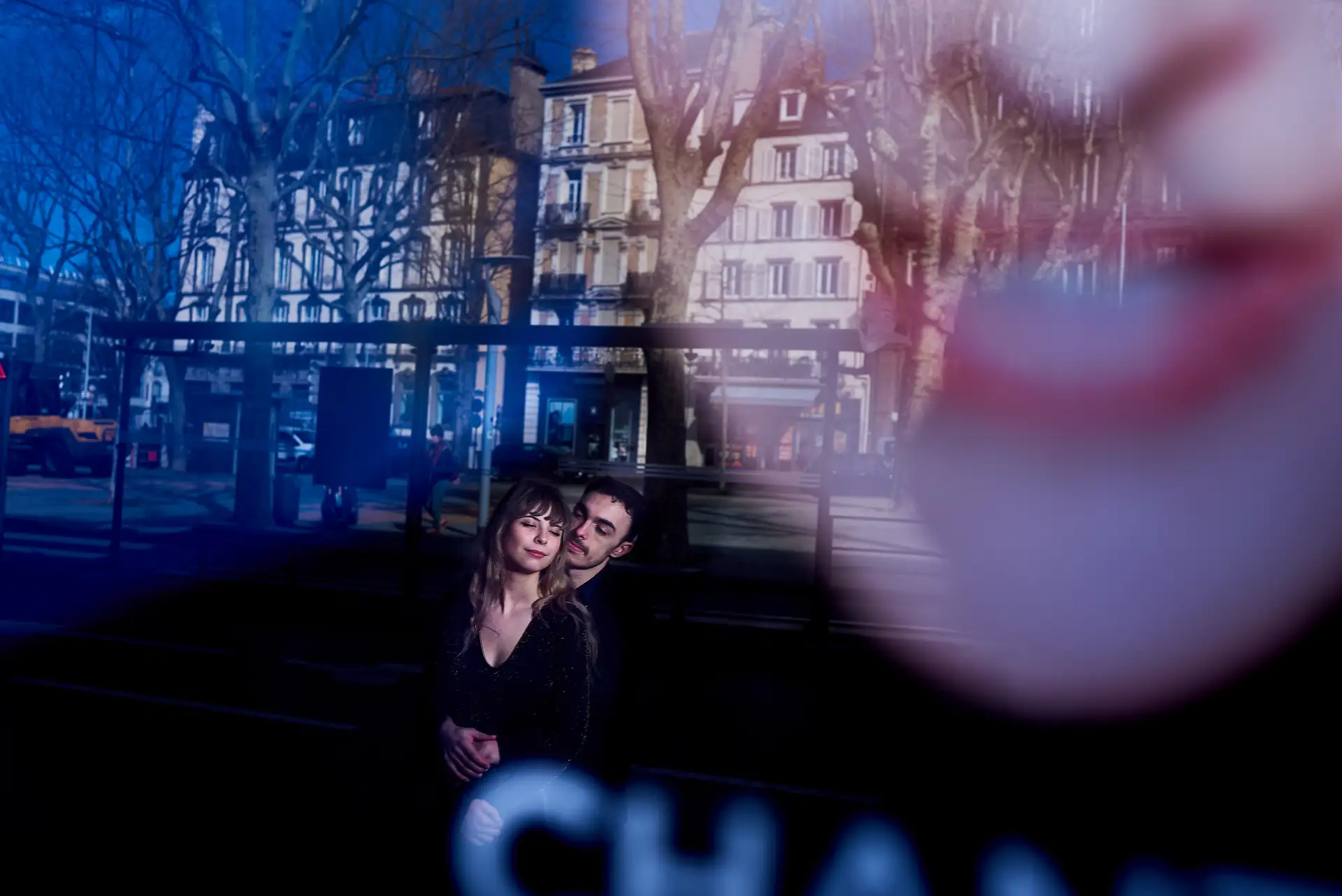 photographe couple Clermont-Ferrand : séance photo couple urbaine - ville shooting artistique reflet coloré