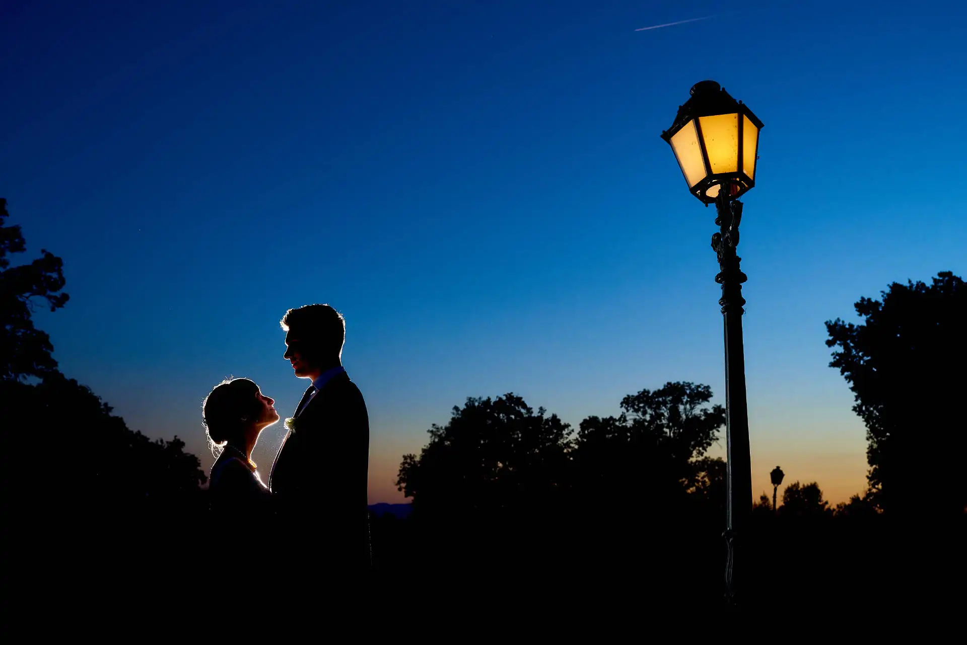photographe mariage Toulouse - séance couple de nuit lampadaire