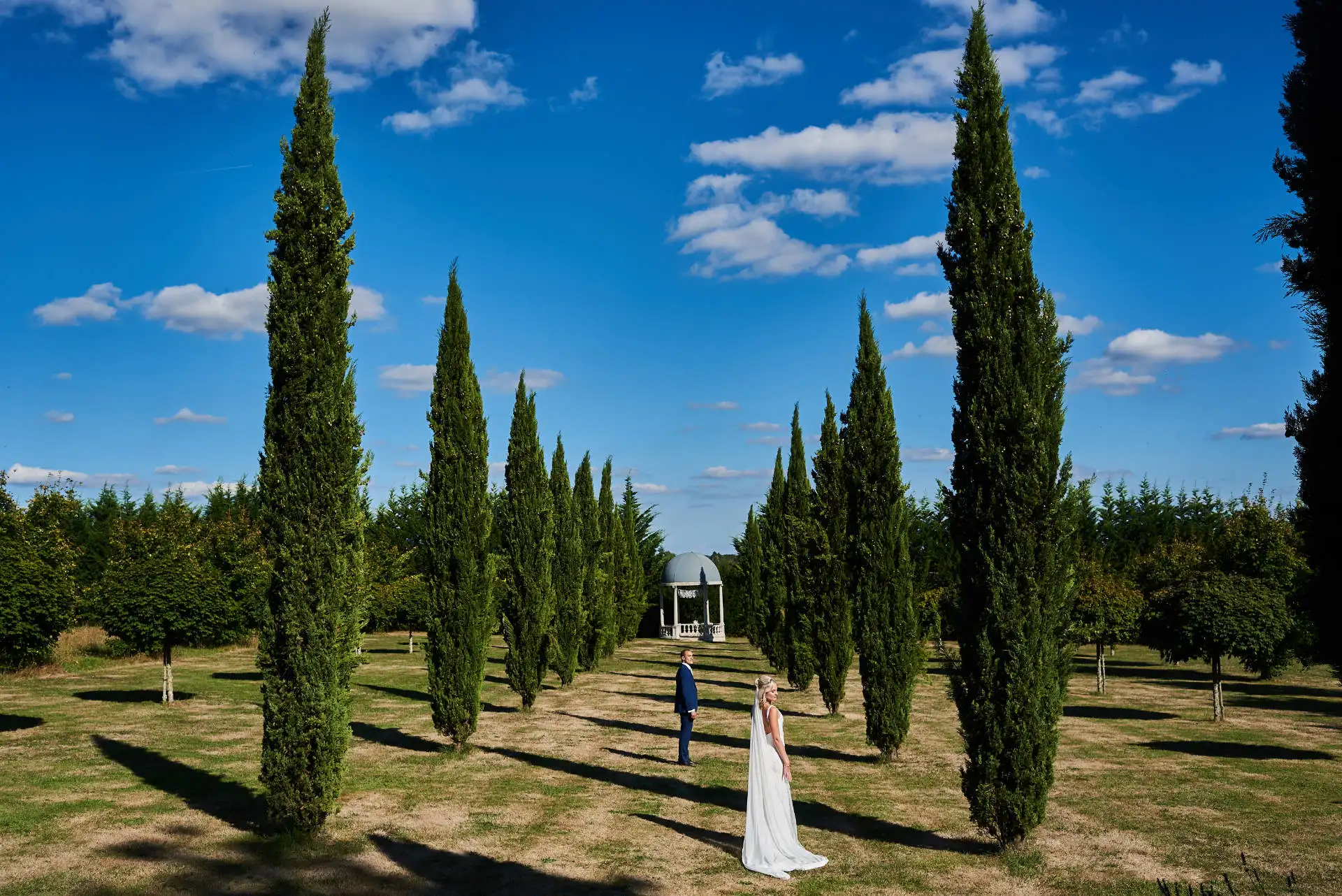photographe mariage Toulouse - séance couple jardin arbres