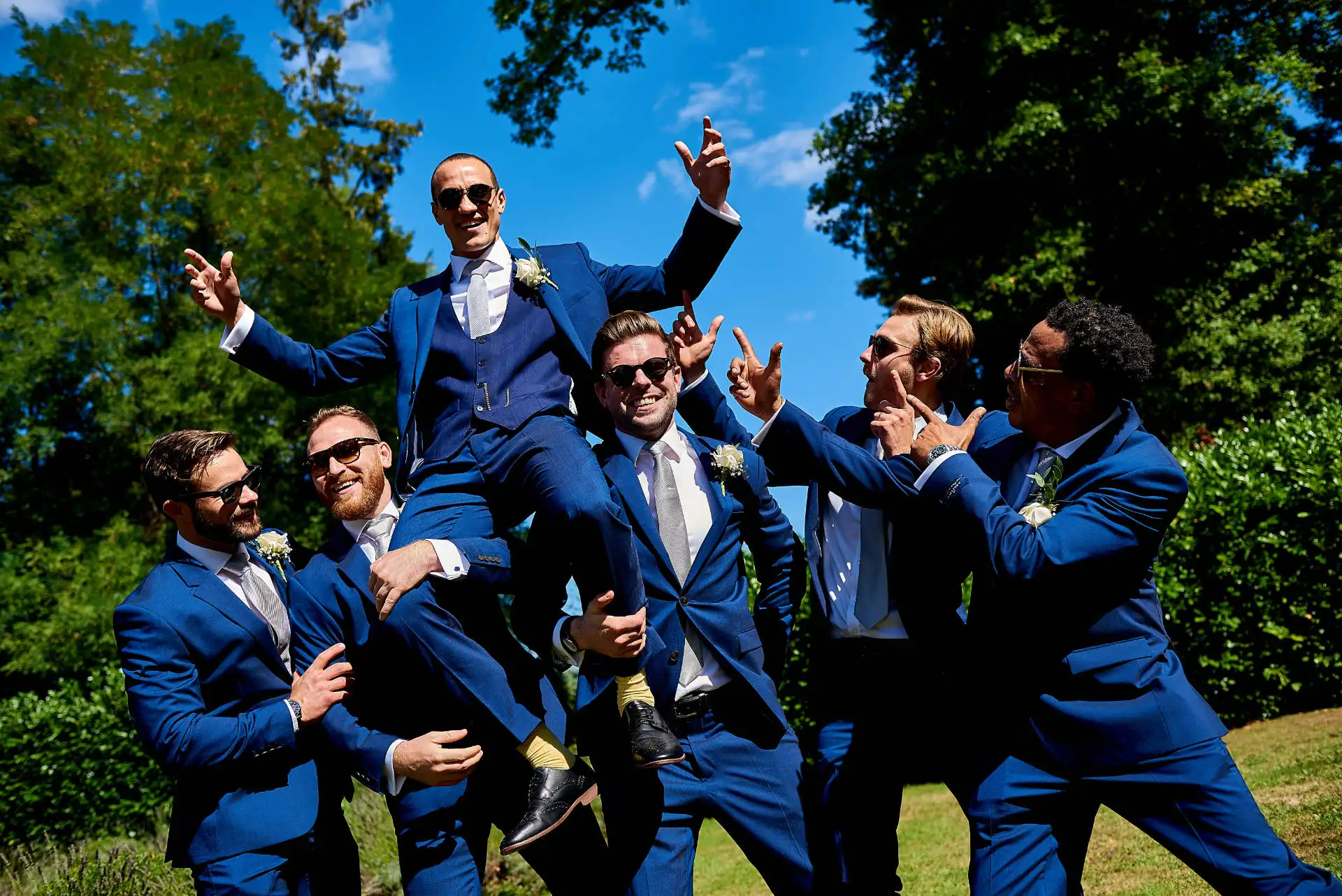 photographe mariage Toulouse - photo groupe les amis et témoins du marié font la fête