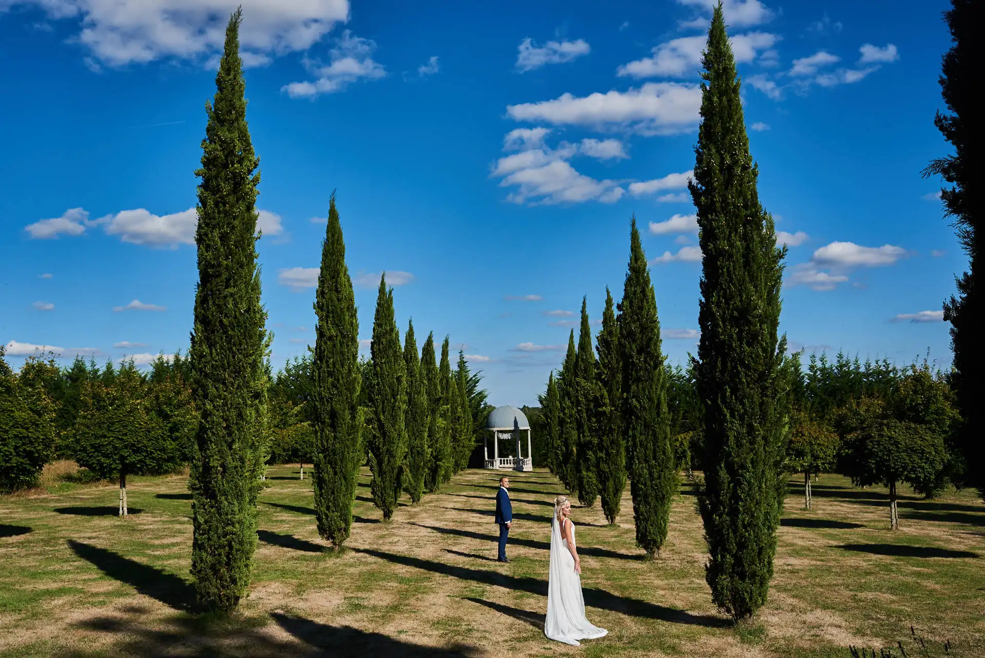 Photographe mariage lyon, photographe clermont-ferrand rhône alpes 69 - Haut de gamme - spécialiste reportage mariage - couple provence cyprès