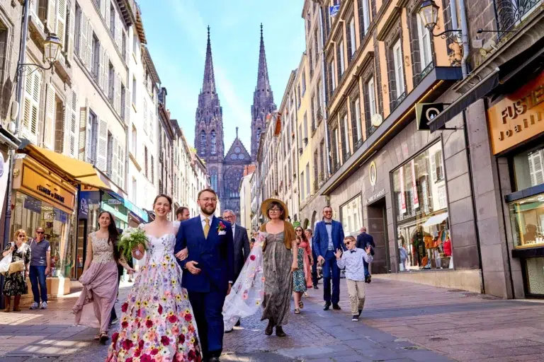 mariage mairie de Clermont-Ferrand - Les mariés et le cortège dans les rues de la ville - rue des Gras