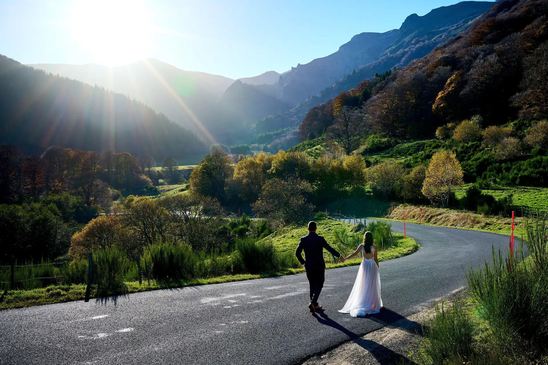 Photographe mariage clermont-ferrand - Séance day after - séance photo couple vallée de Chaudefour Auvergne Sur la route