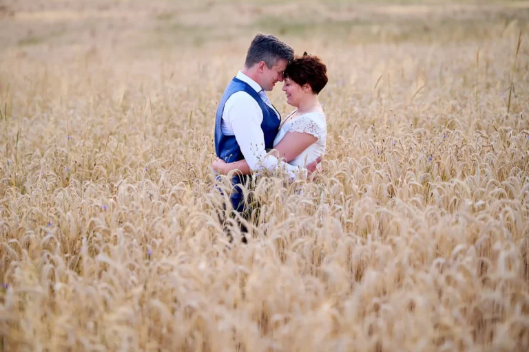 Photographe mariage champetre auvergne clermont-ferrand issoire - séance couple dans le champs de blé