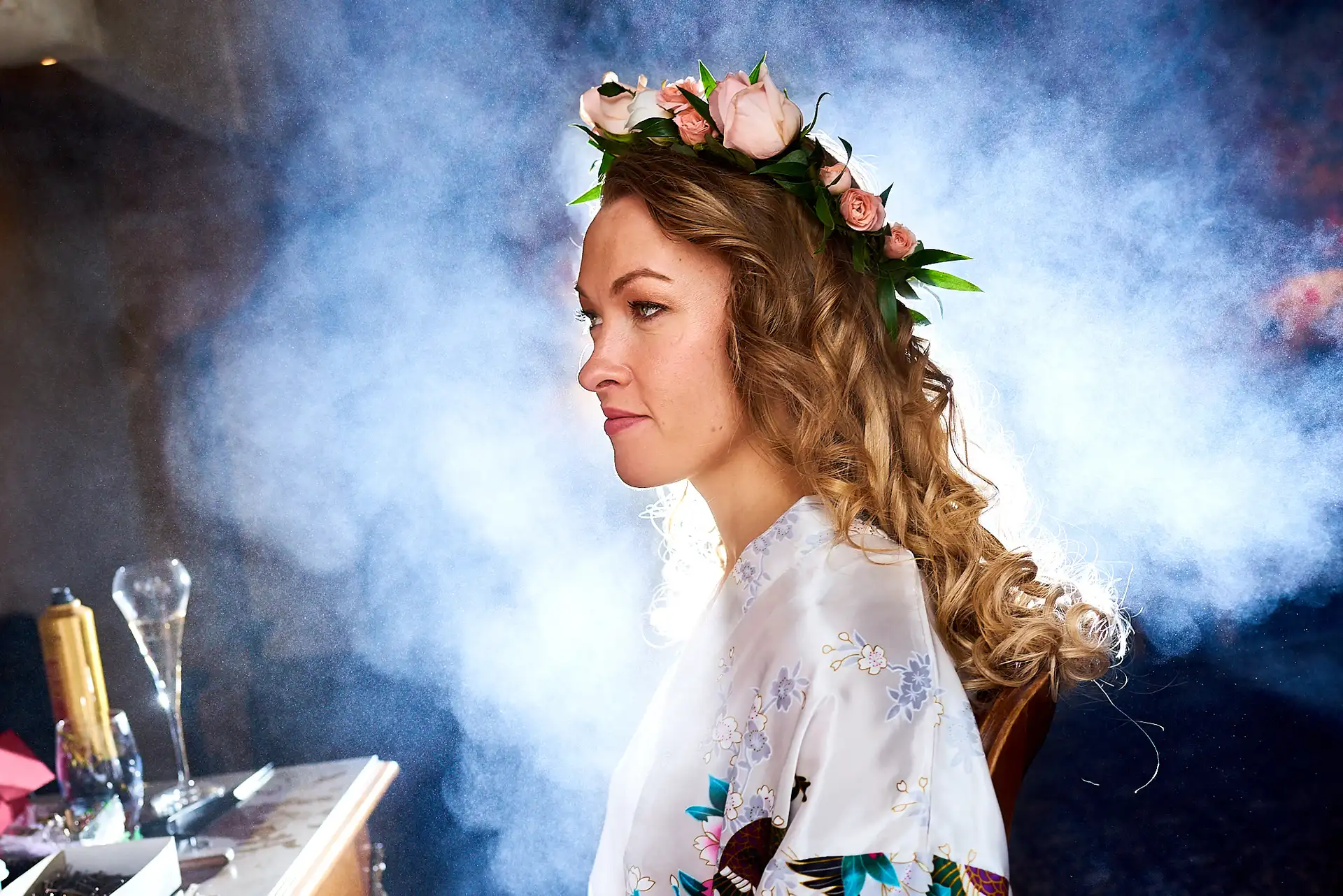 Préparatifs de la mariée avec effet original du photographe et de la laque et la lumière flash