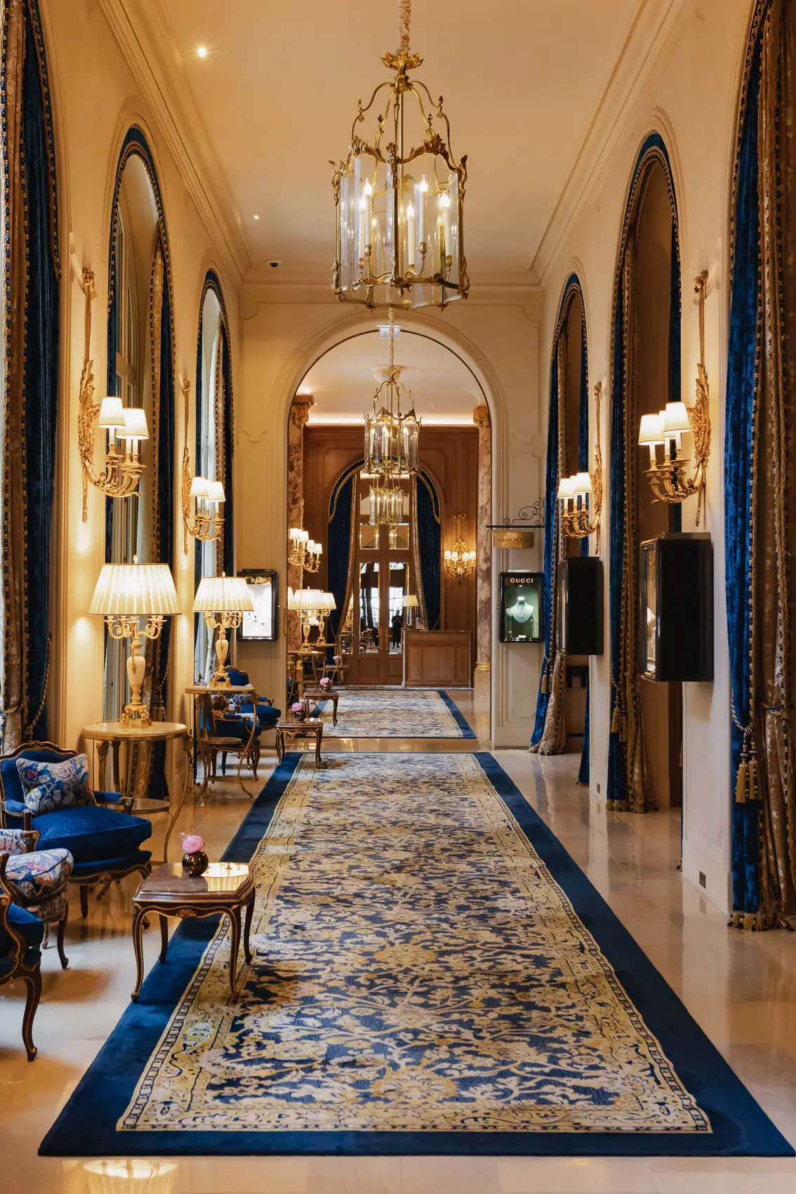 Photographe mariage Ritz Paris - Wedding photographer luxury in Paris Ritz Hotel - intérieur couloir