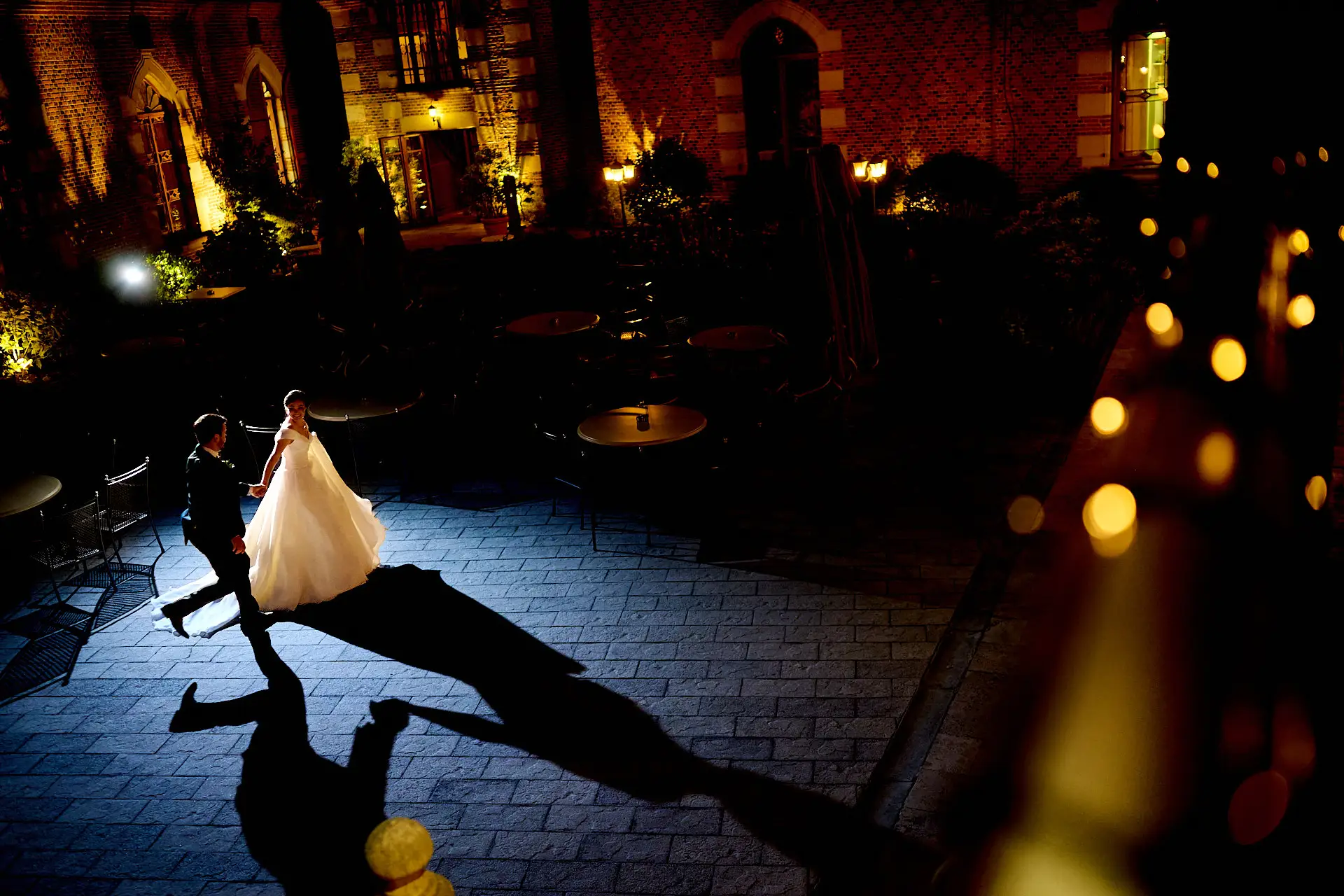 Photographe mariage Clermont-Ferrand Auvergne Puy de Dôme - séance photo couple de nuit au mariage laïque Maulmont - effet lumière et guirlande