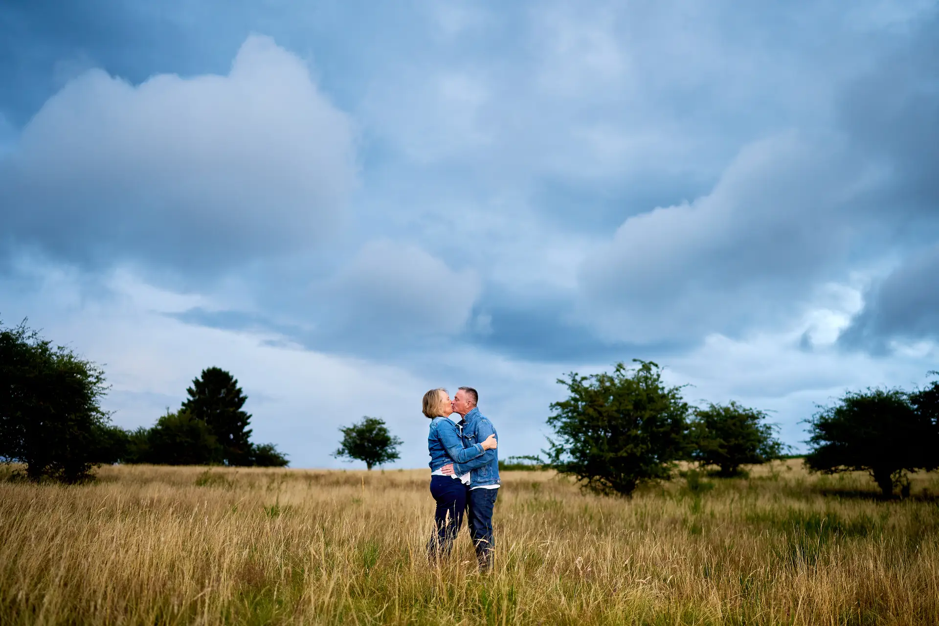 photographe famille clermont ferrand auvergne puy de dome et à Issoire - séance photo dans les champs