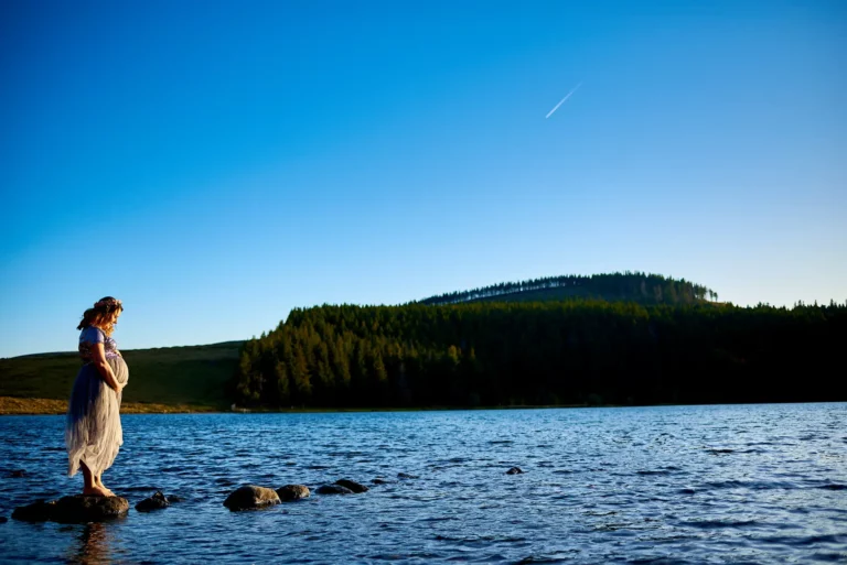 séance grossesse au lac de servière - photographe grossesse clermont-ferrand - sur les rochers paysage