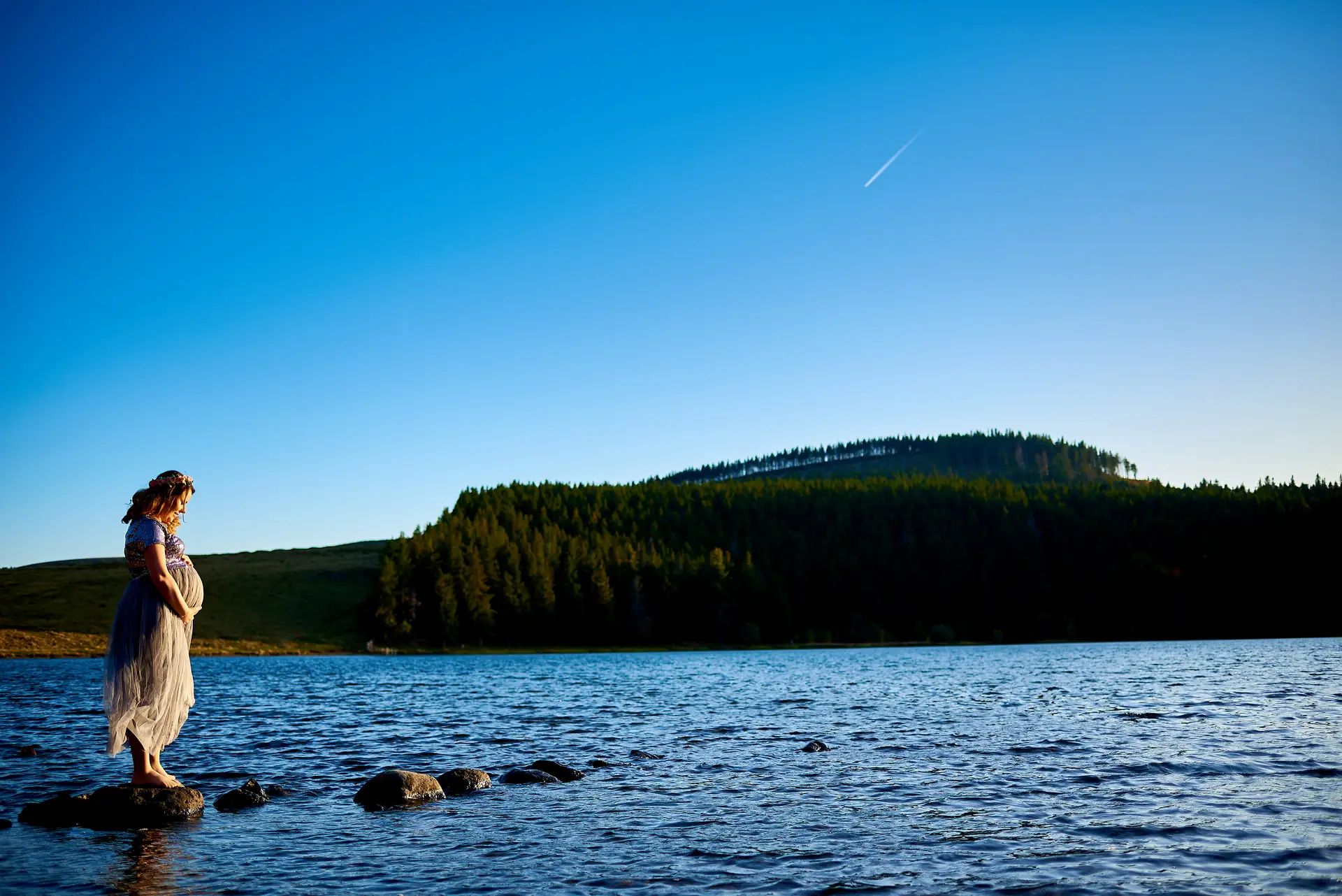 séance grossesse au lac de servière - photographe grossesse clermont-ferrand - sur les rochers paysage