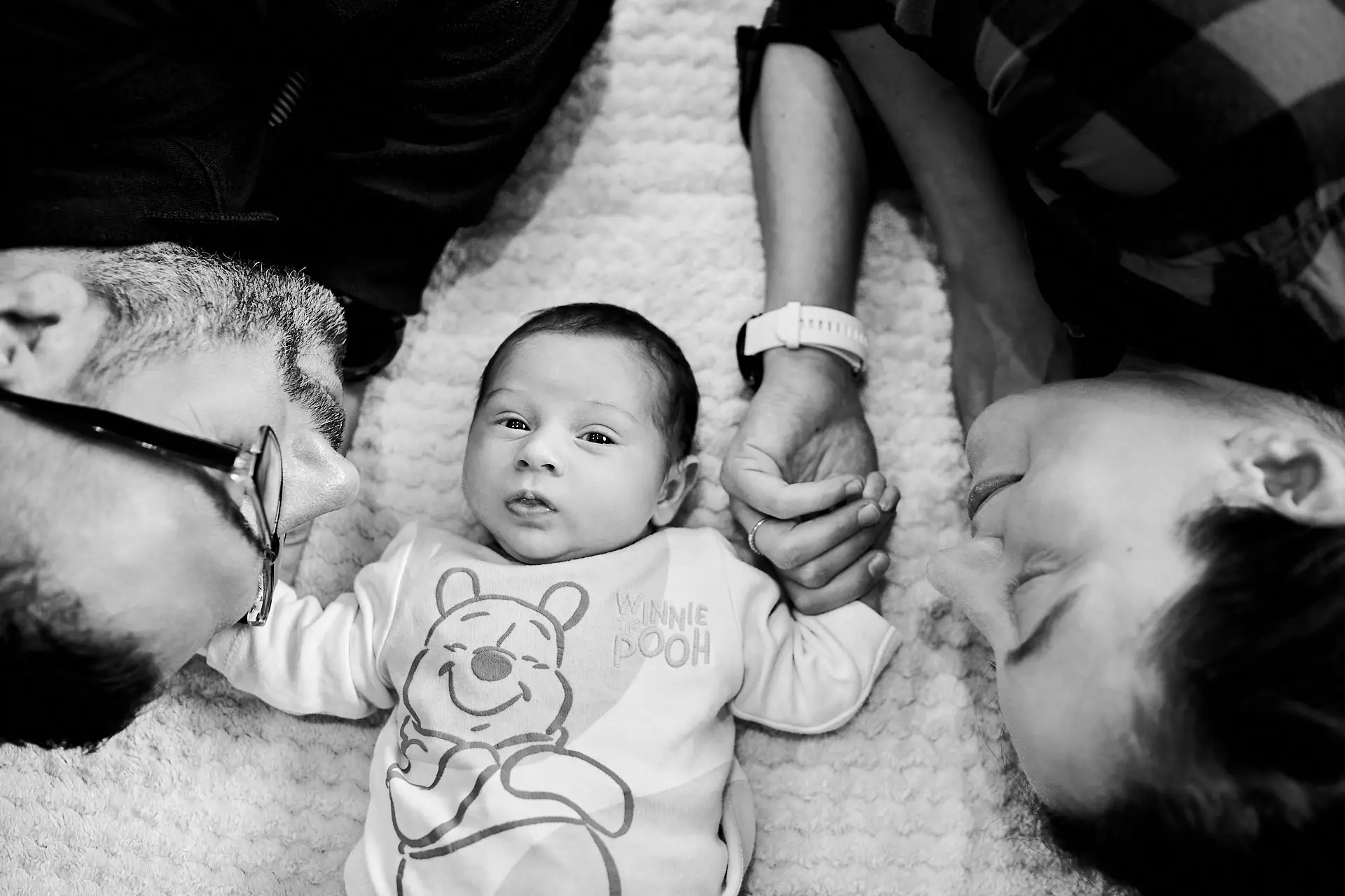 baby birth photographer clermont-ferrand - reportage photo séance bébé Issoire sur le lit