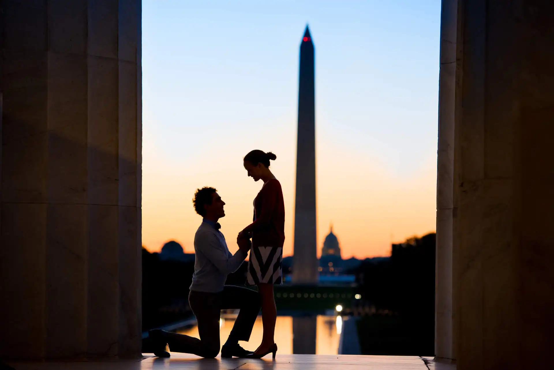 pourquoi preparer sa seance engagement est essentiel avant le mariage - Elle Marie & Matthew Washington DC engagement session at sunrise with washington monumen - the man on a knee to propose