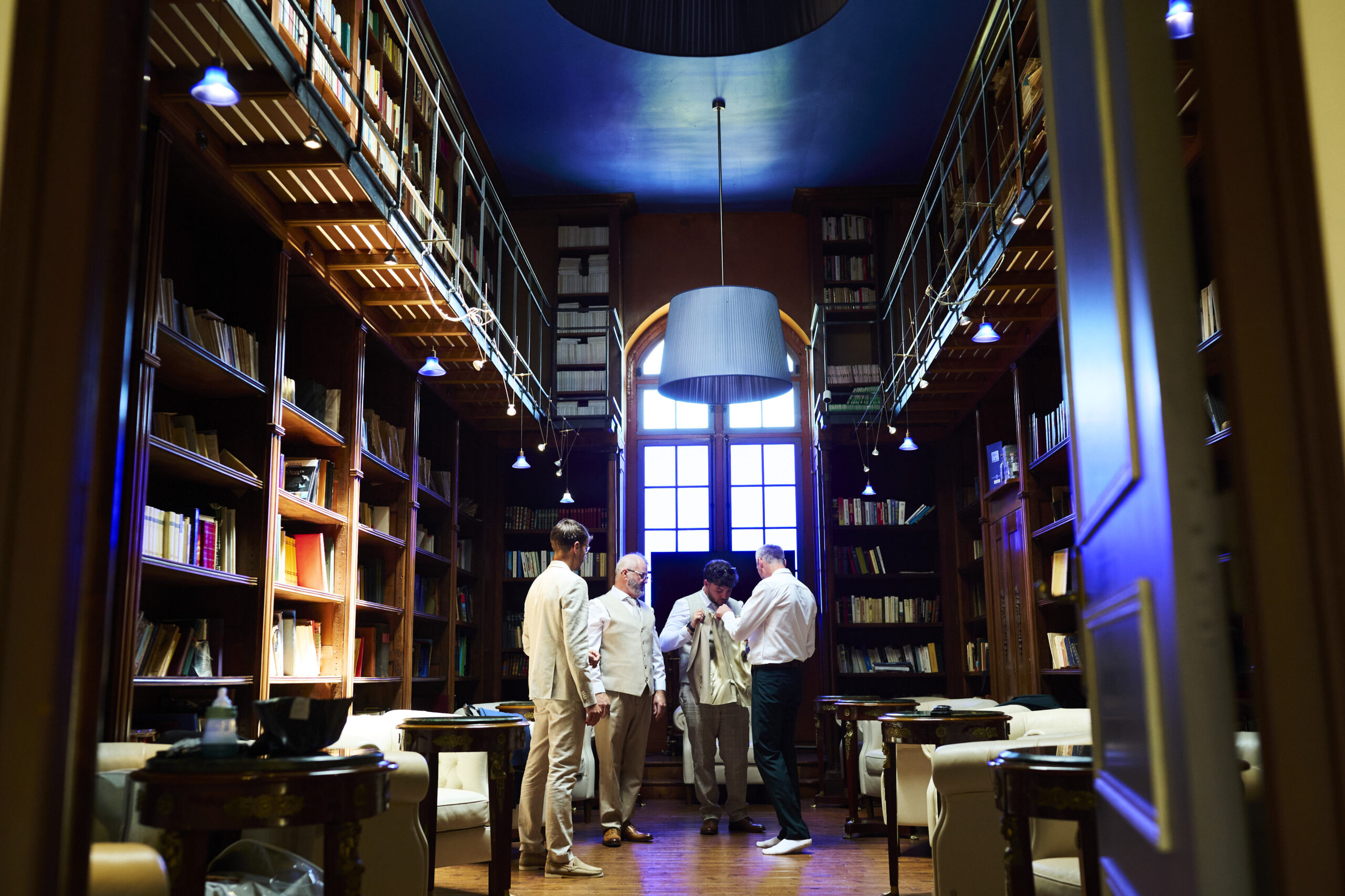 préparatifs du marié dans la bibliothèque bleue du chateau la canière