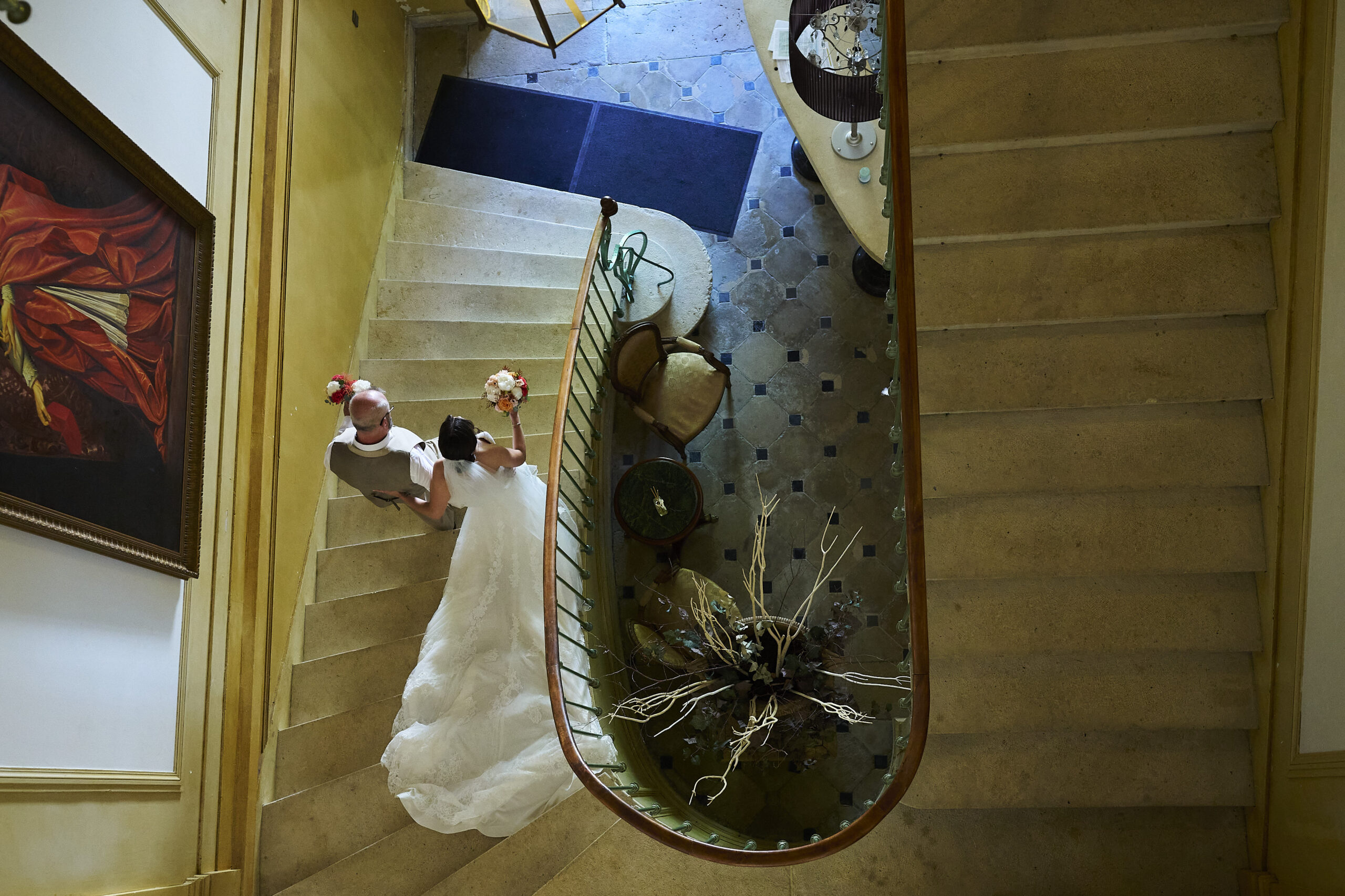 la mariée descend les escalier au bras de son père