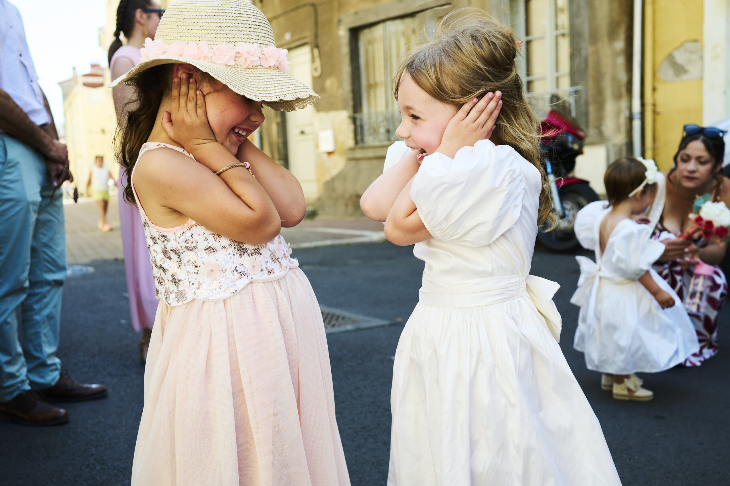 petites filles se bouchent les oreilles à Issoire