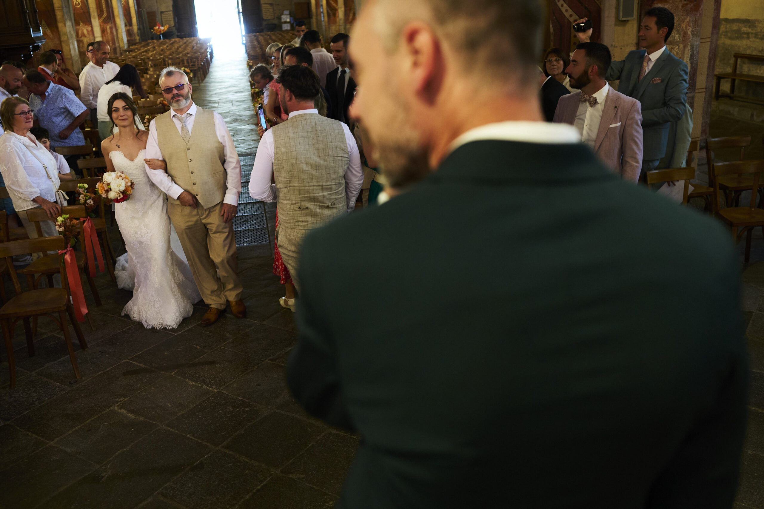 arrivée de la mariée dans l'allée de l'abbatiale de saint austremoine à Issoire