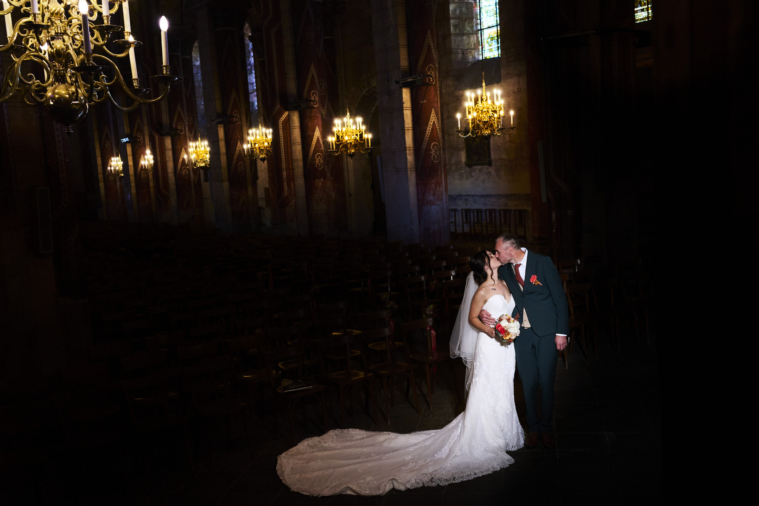 mariage à l'abbatiale d'issoire une église magnifique - séance couple issoire dans l'église
