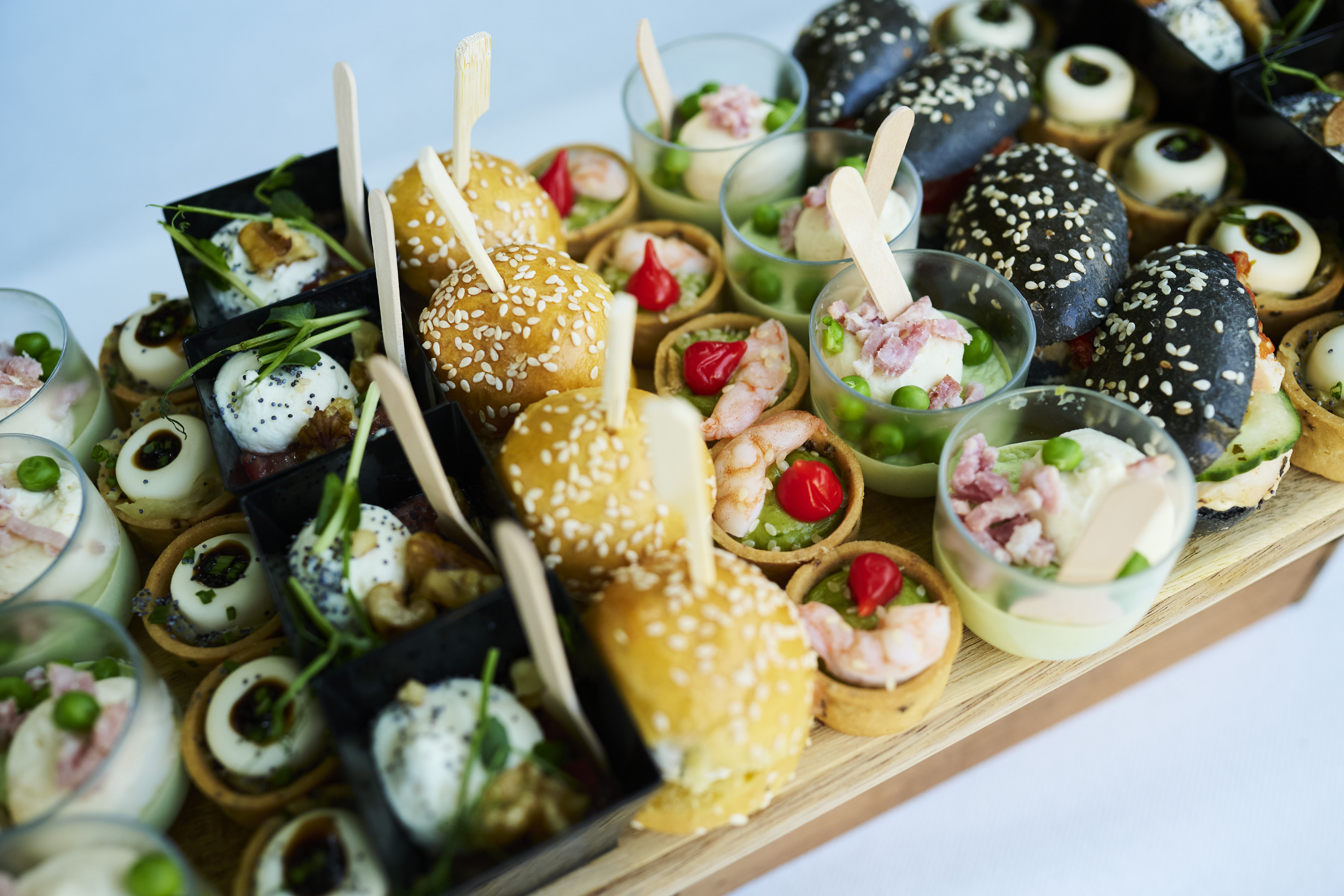 plateau amuses bouche de deliç à Dom traiteur au mariage au chateau la caniere, thuret en auvergne