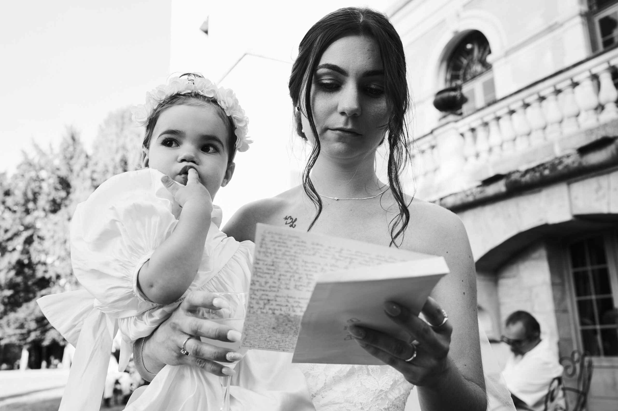 la mariée lit une lettre émouvante de son frere