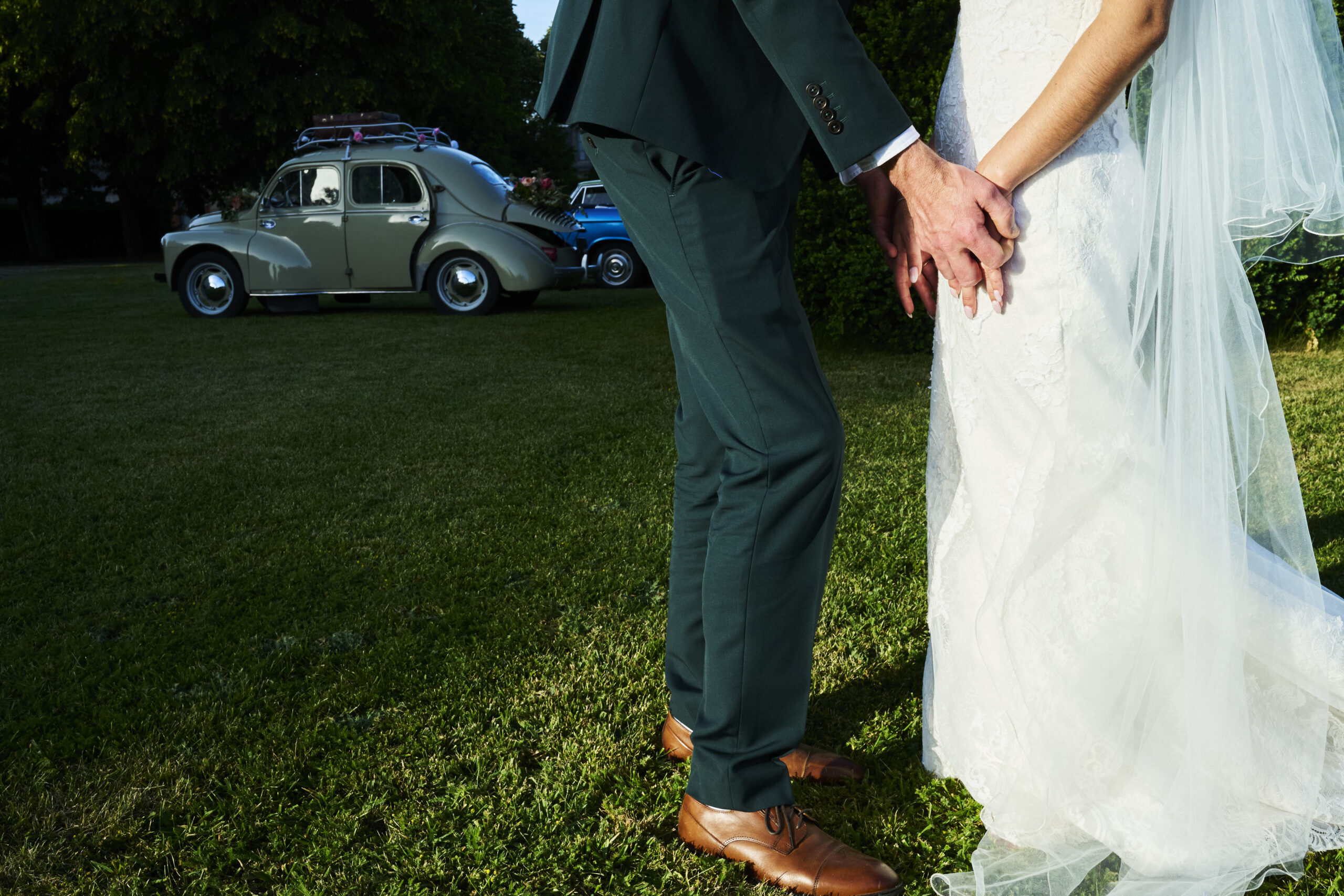 les mains des mariés devant la voiture 4CV