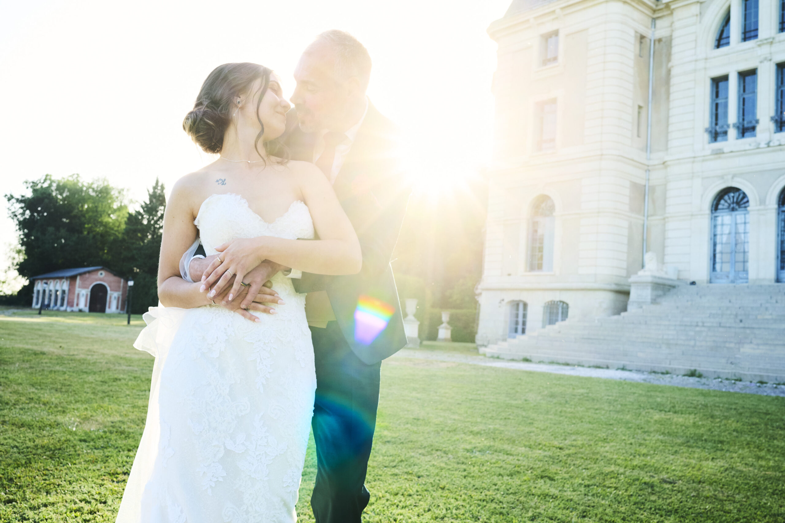 photo mariés au coucher du soleil dans le parc du chateau