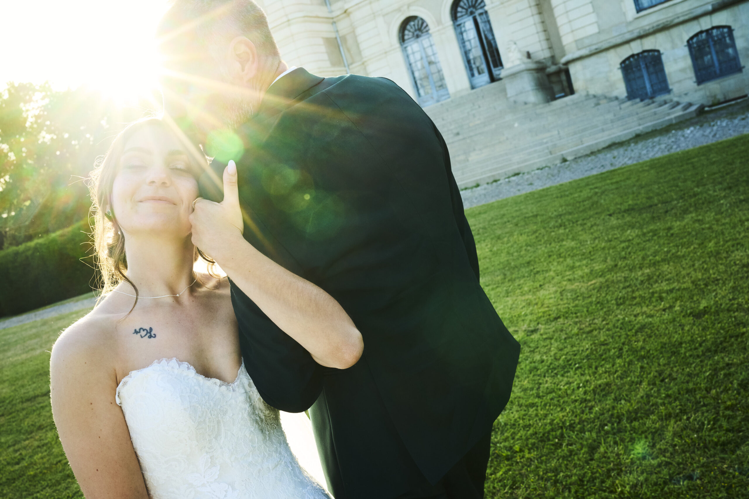 photo romantique des mariés dans le parc du château de la caniere, auvergne