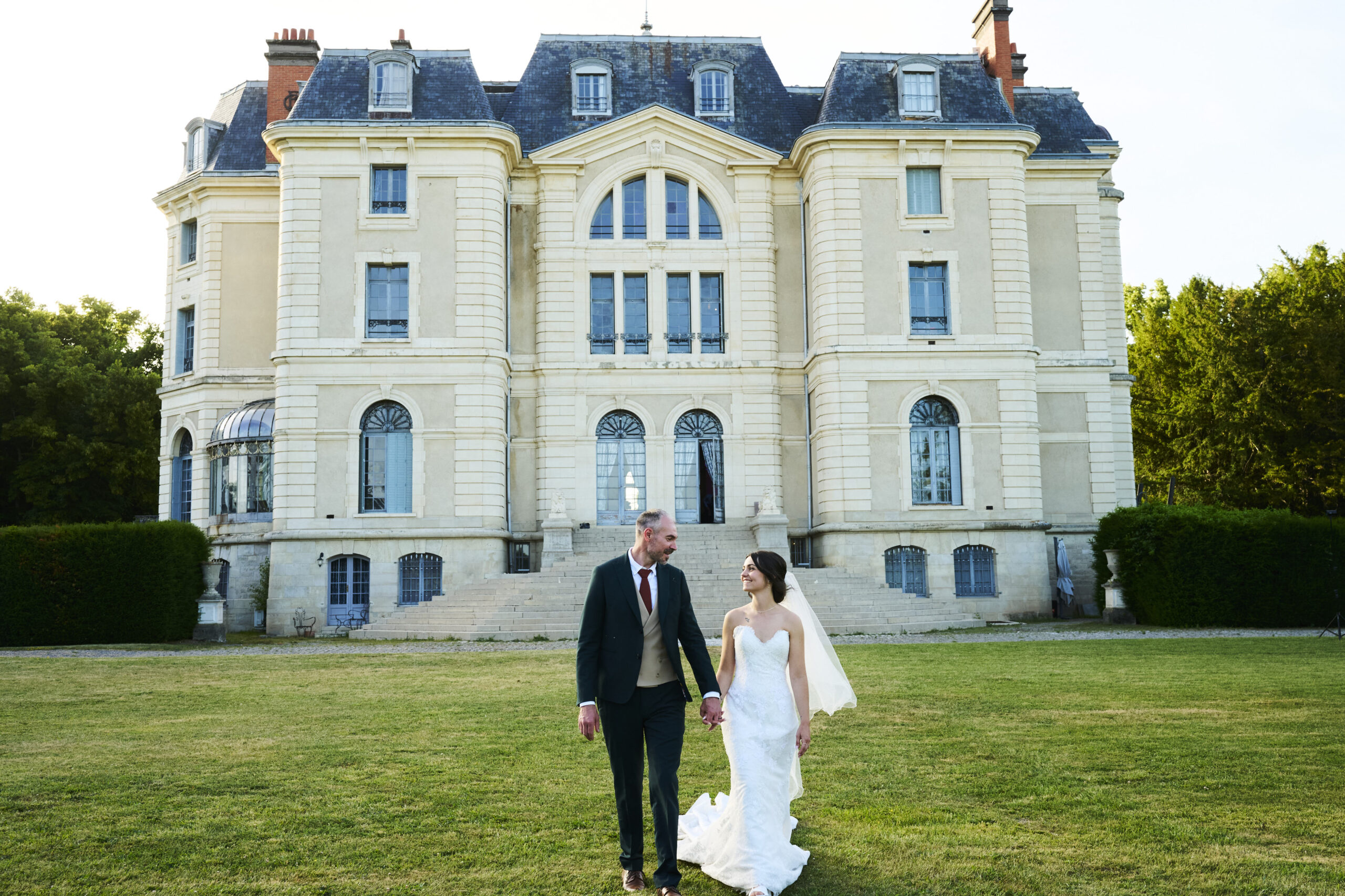 photo de couple devant le chateau de la caniere à Thuret