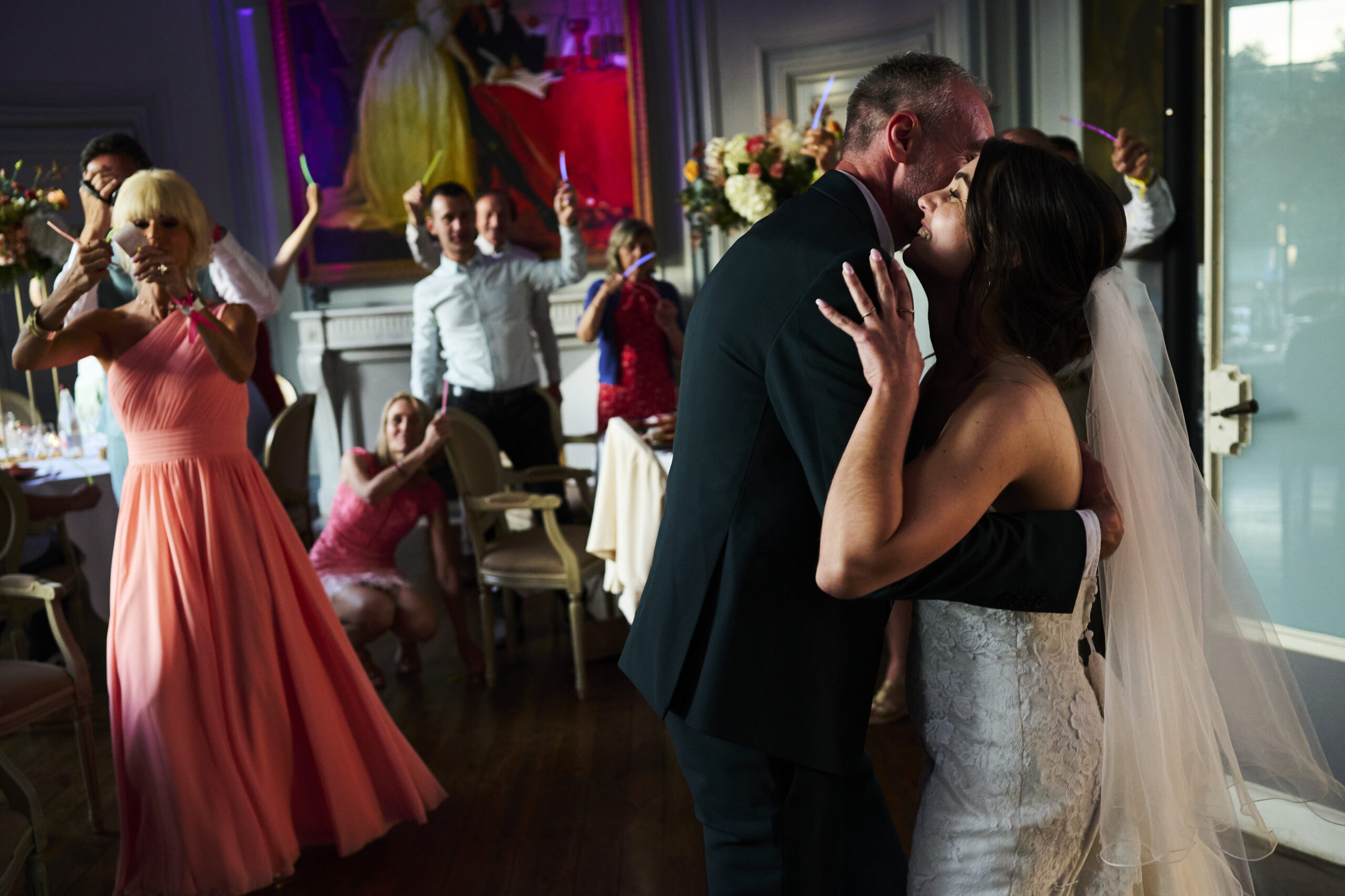 la mariée rit dans les bras de son époux