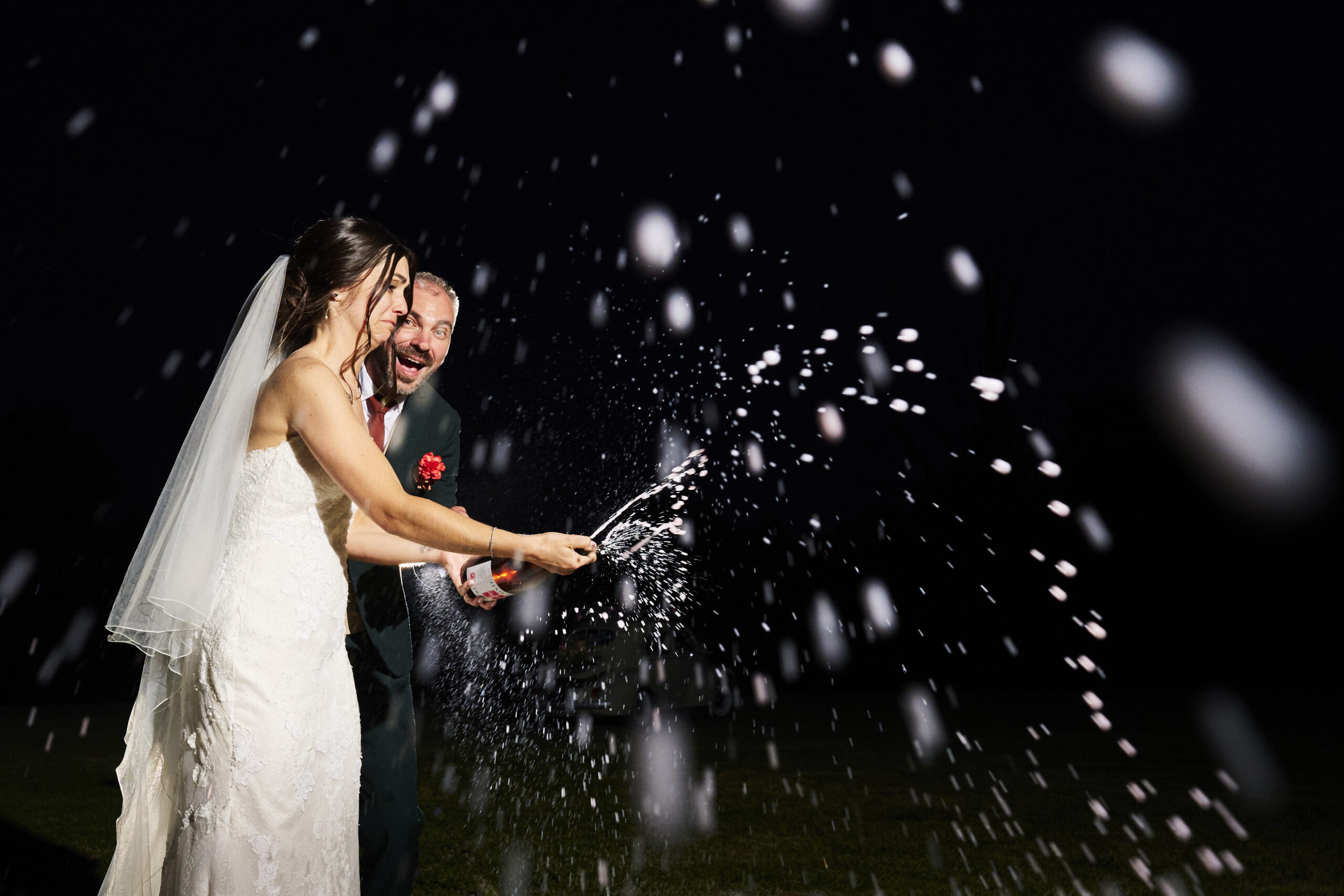 les mariés sortent le champagne et m'éclabousse - le photographe arrosé par les marié en soirée