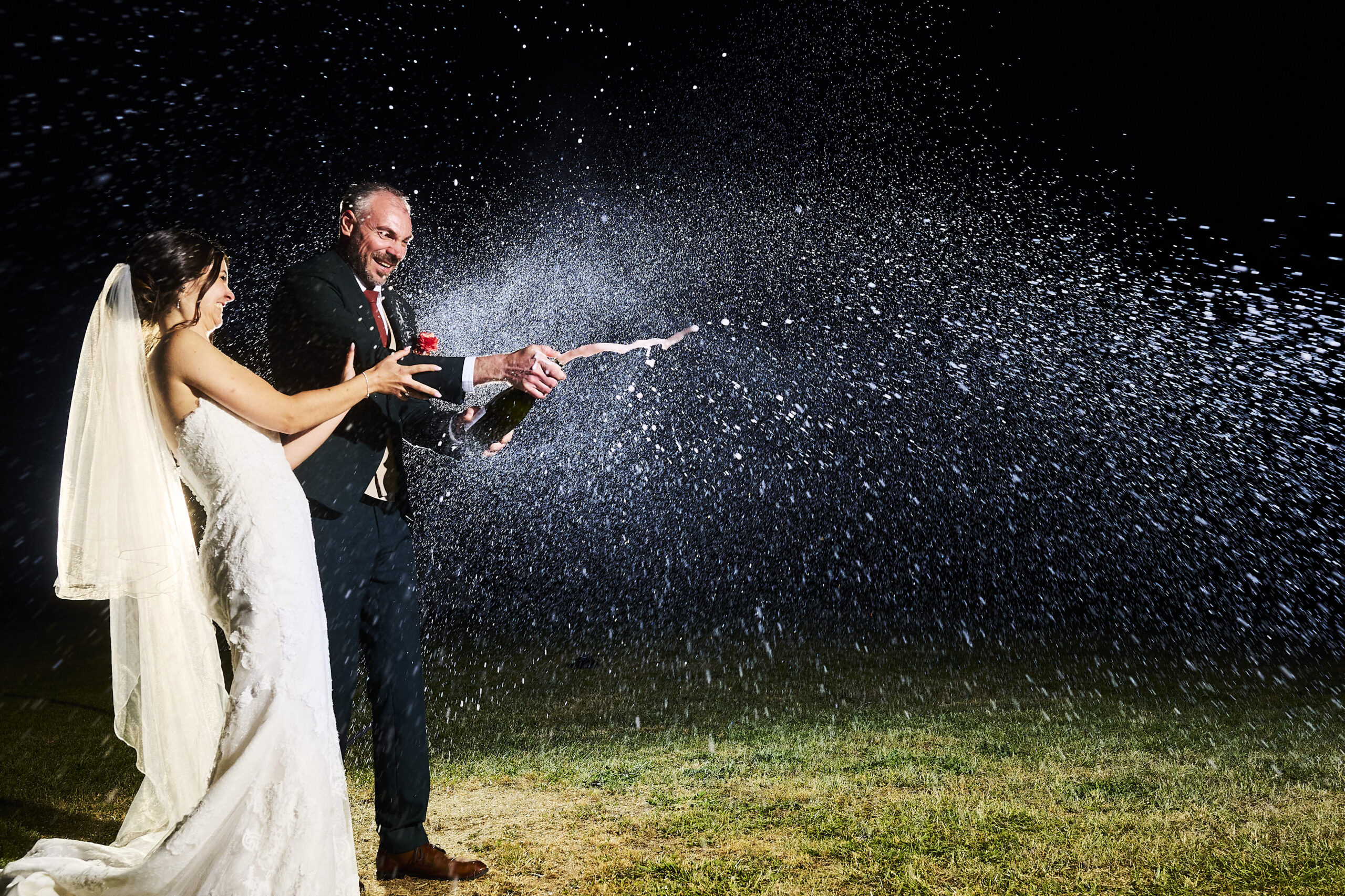 le marié fait gicler le champagne en soirée au mariage du chateau de la caniere wedding photographer paris and auvergne clermont-ferrand - photographe mariage