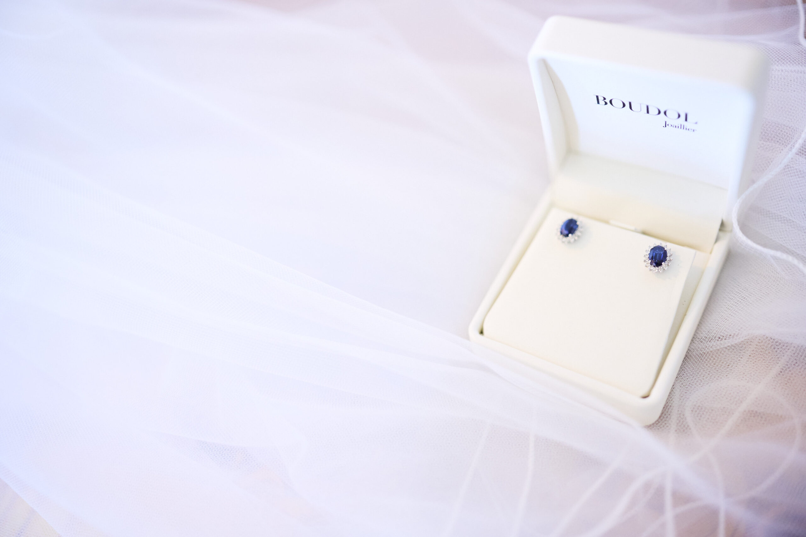 boucles d'oreilles bleues avec le voile de la mariée