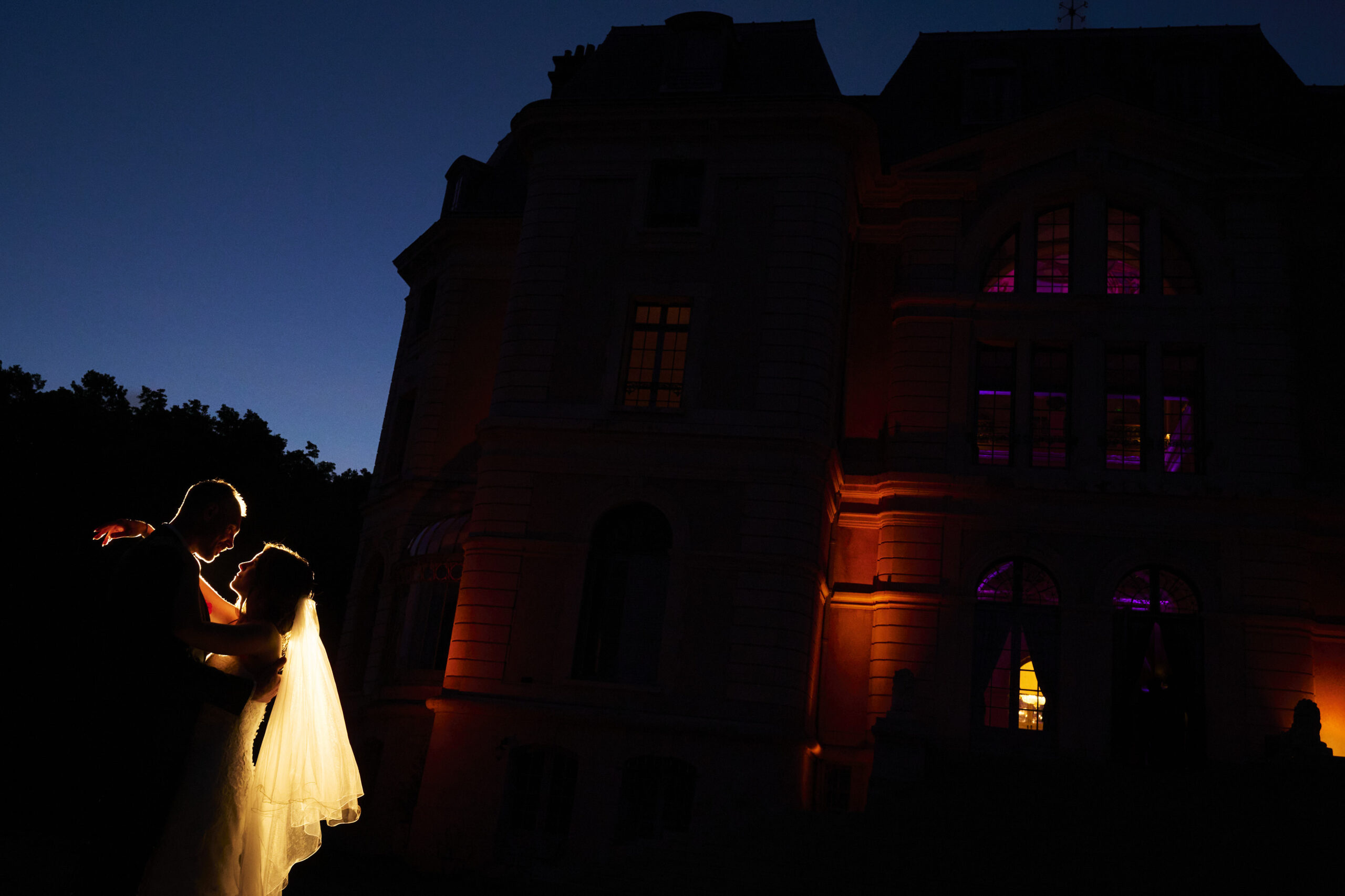 séance photo couple de nuit des mariés au château de la caniere - photo romantique avec le voile de nuit