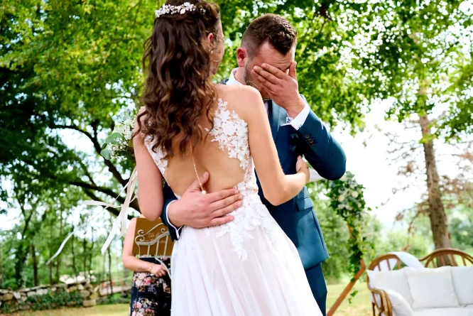 émotion du marié en pleurs lorsque la mariée arrive à la cérémonie laïque - image émouvante