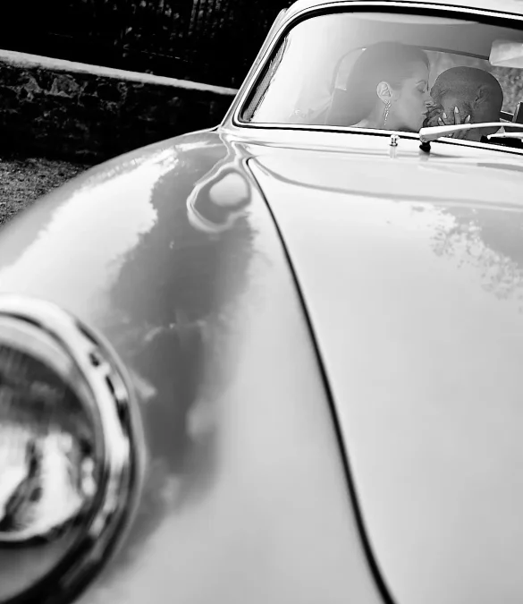 Séance couple au château de Miremont - Cérémonie mariage laïque en Auvergne dans le parc du château vers Clermont-Ferrand - Photo vieille porsche grise 356 Speedster 1948